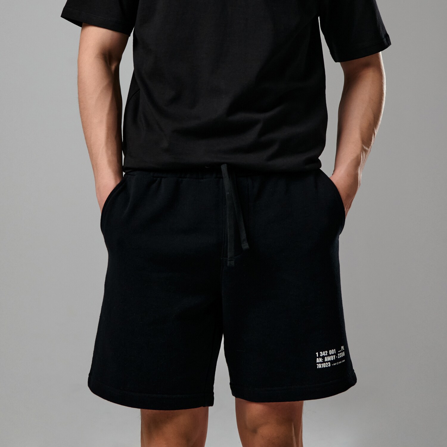 Sinsay – Pantaloni sport scurți – Negru blouseroumaine-shop.com imagine noua