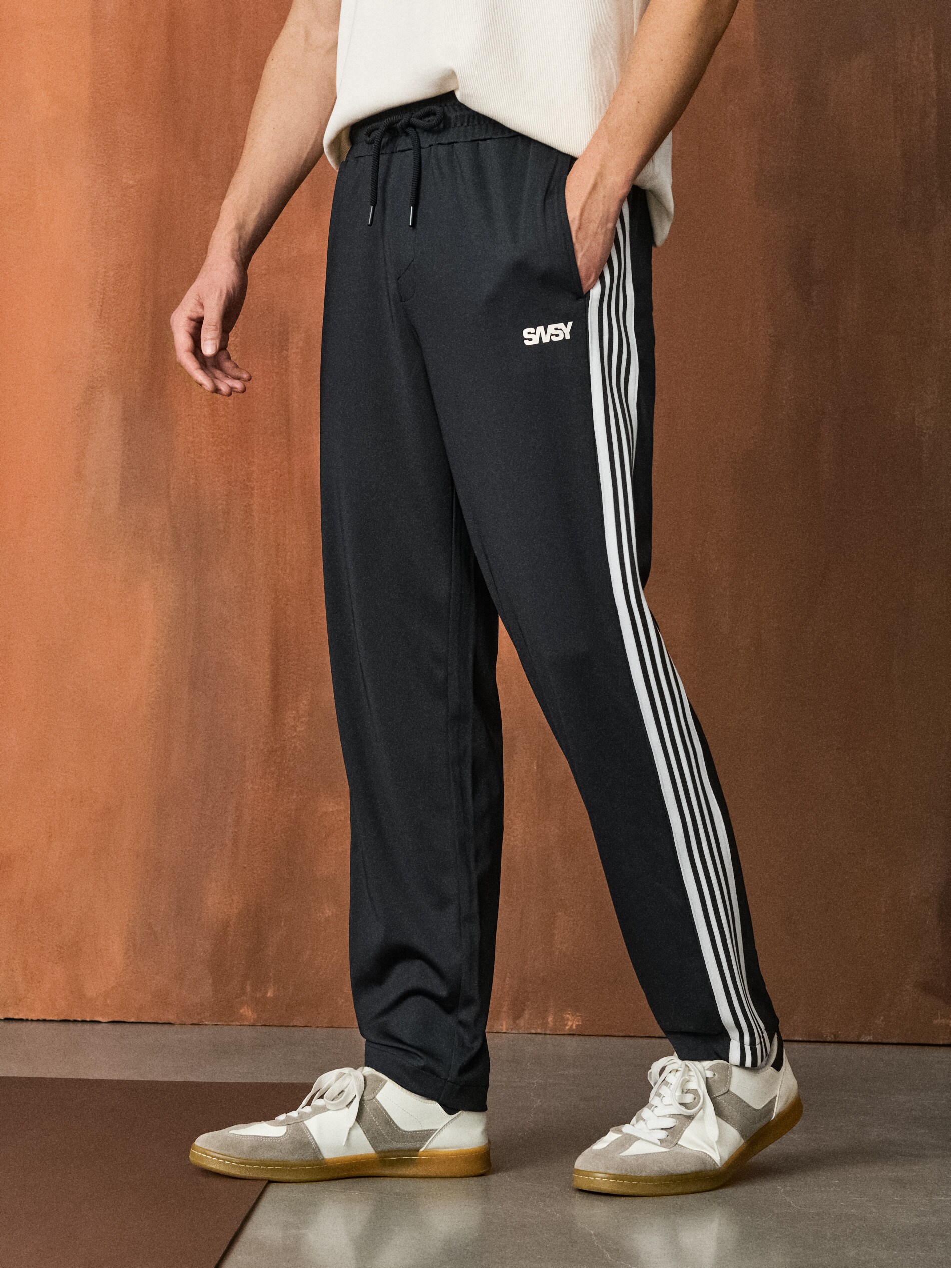 Sinsay - Αθλητικό παντελόνι με ρίγα στο πλάι - μαυρο φωτογραφία