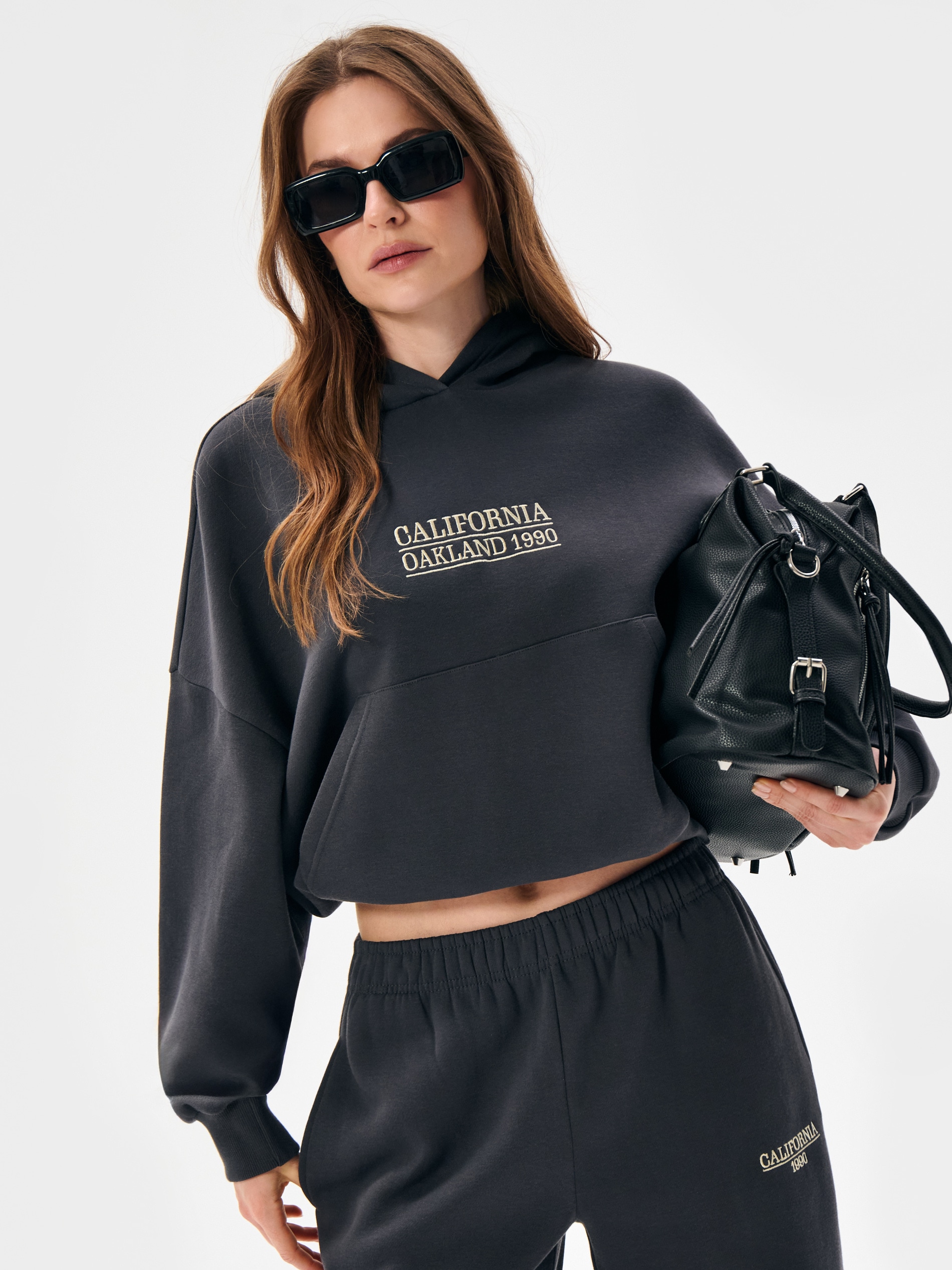 Sinsay - Bluza hoodie z haftowanym napisem - szary