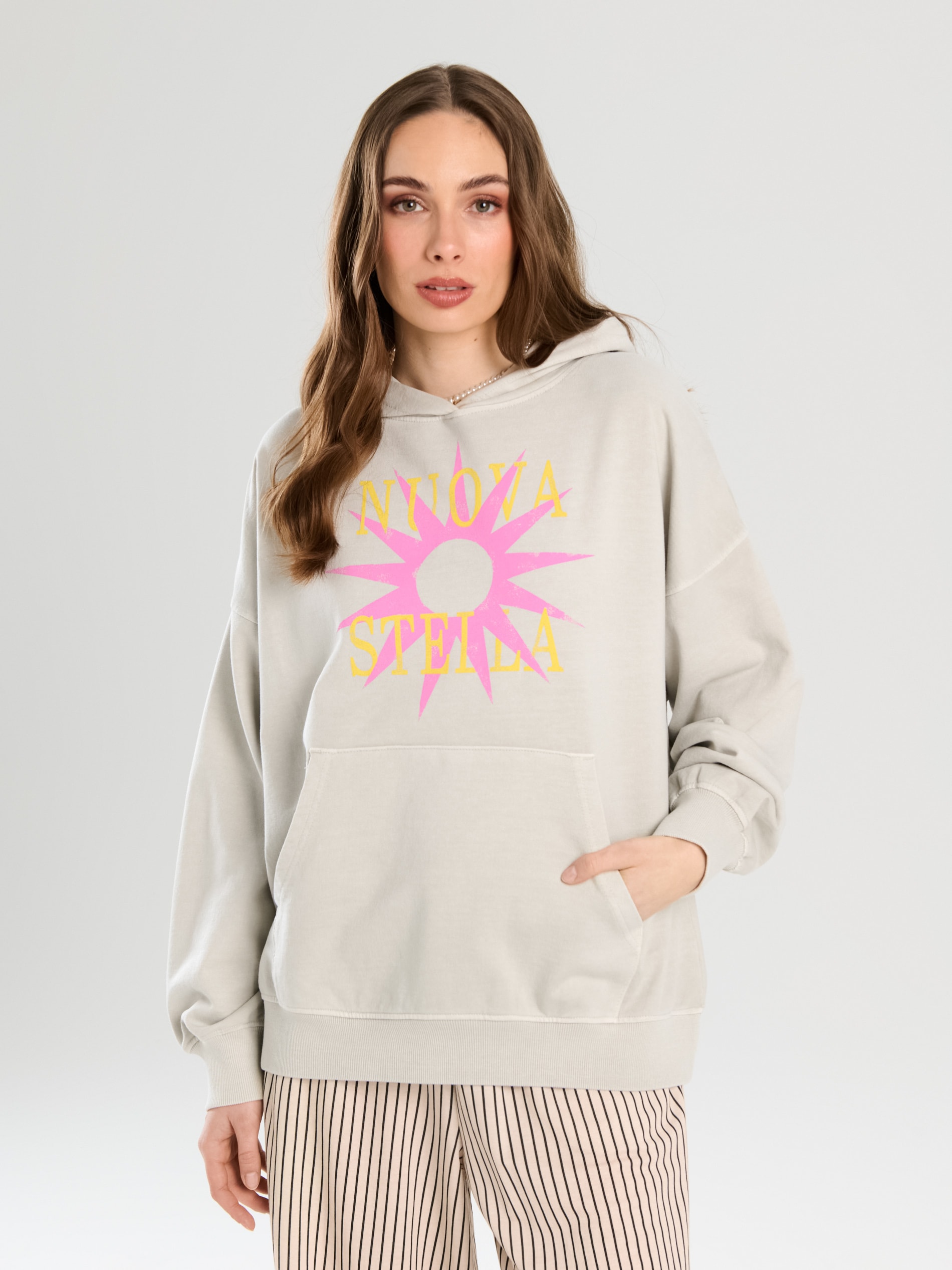 Sinsay - Bluza hoodie z nadrukiem - szary