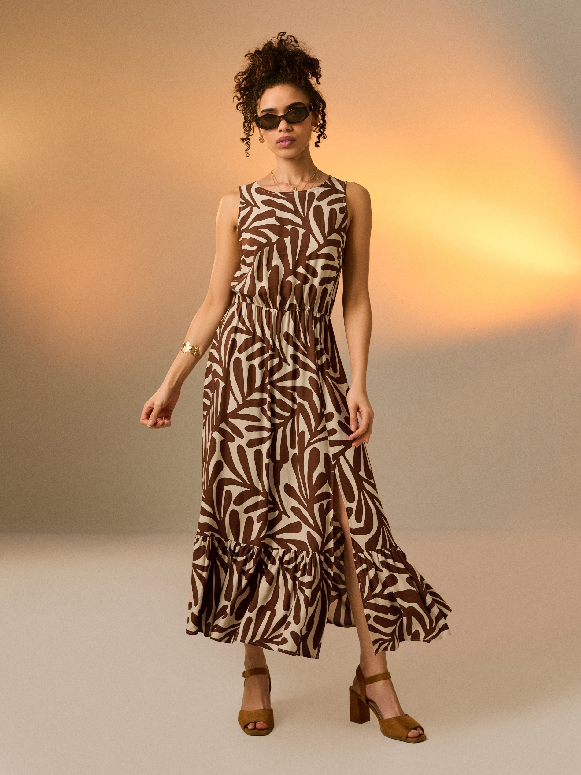 Sinsay - Wiskozowa sukienka midi z falbanką i rozcięciem - brązowy