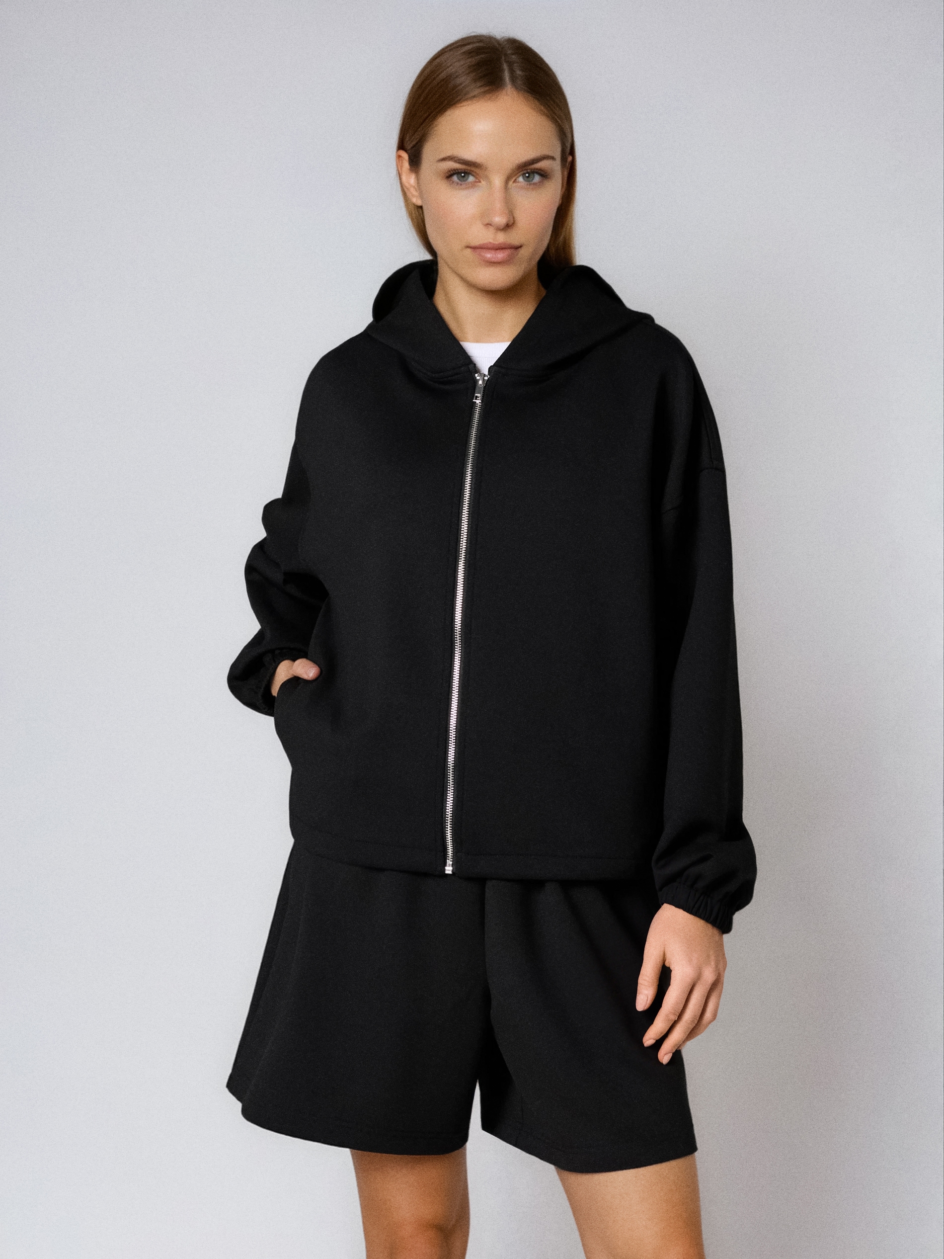 Sinsay - Bluza dresowa z kapturem i ściągaczami - czarny