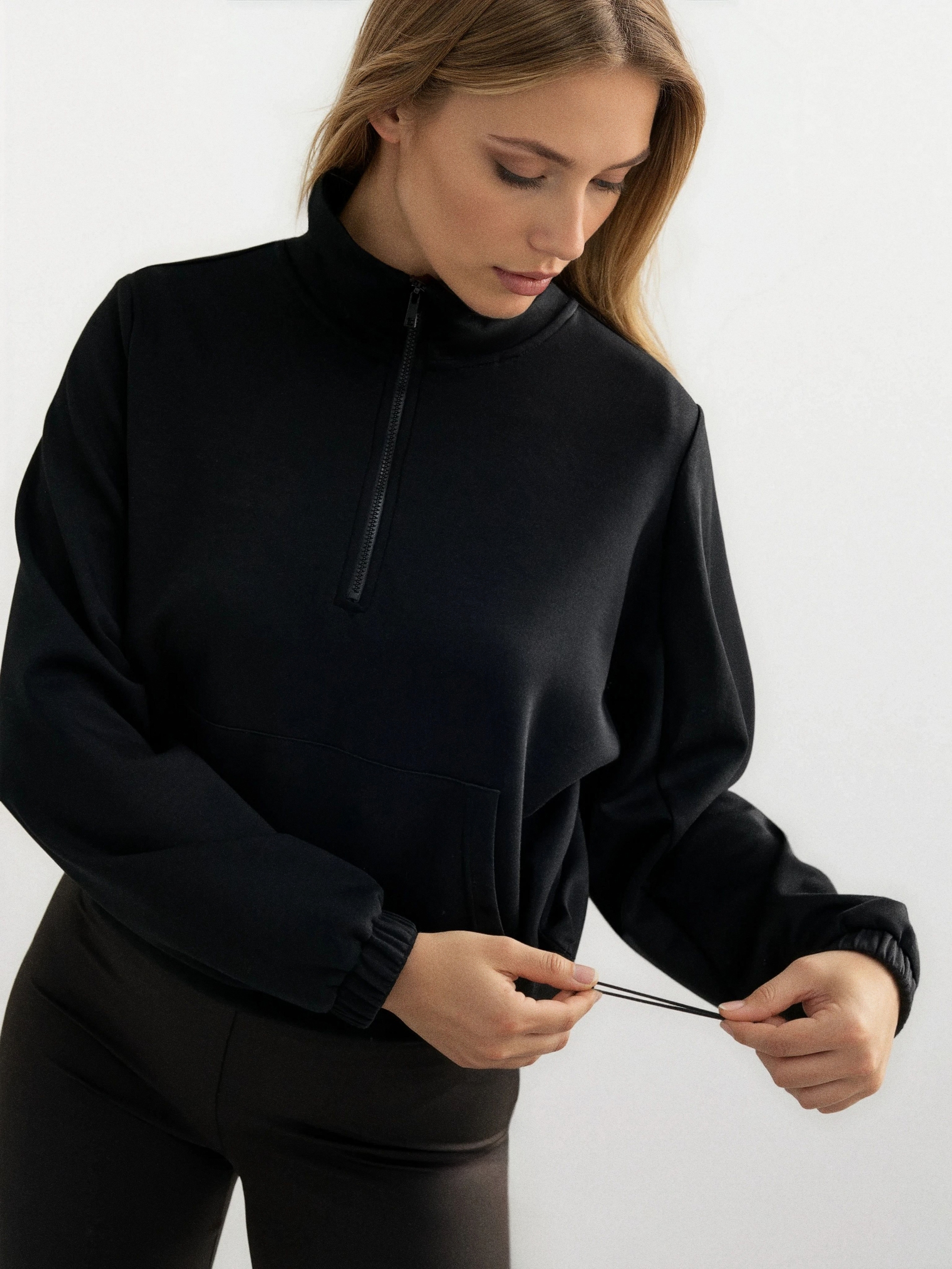 Sinsay - Bluza half-zip soft touch z domieszką wiskozy - czarny