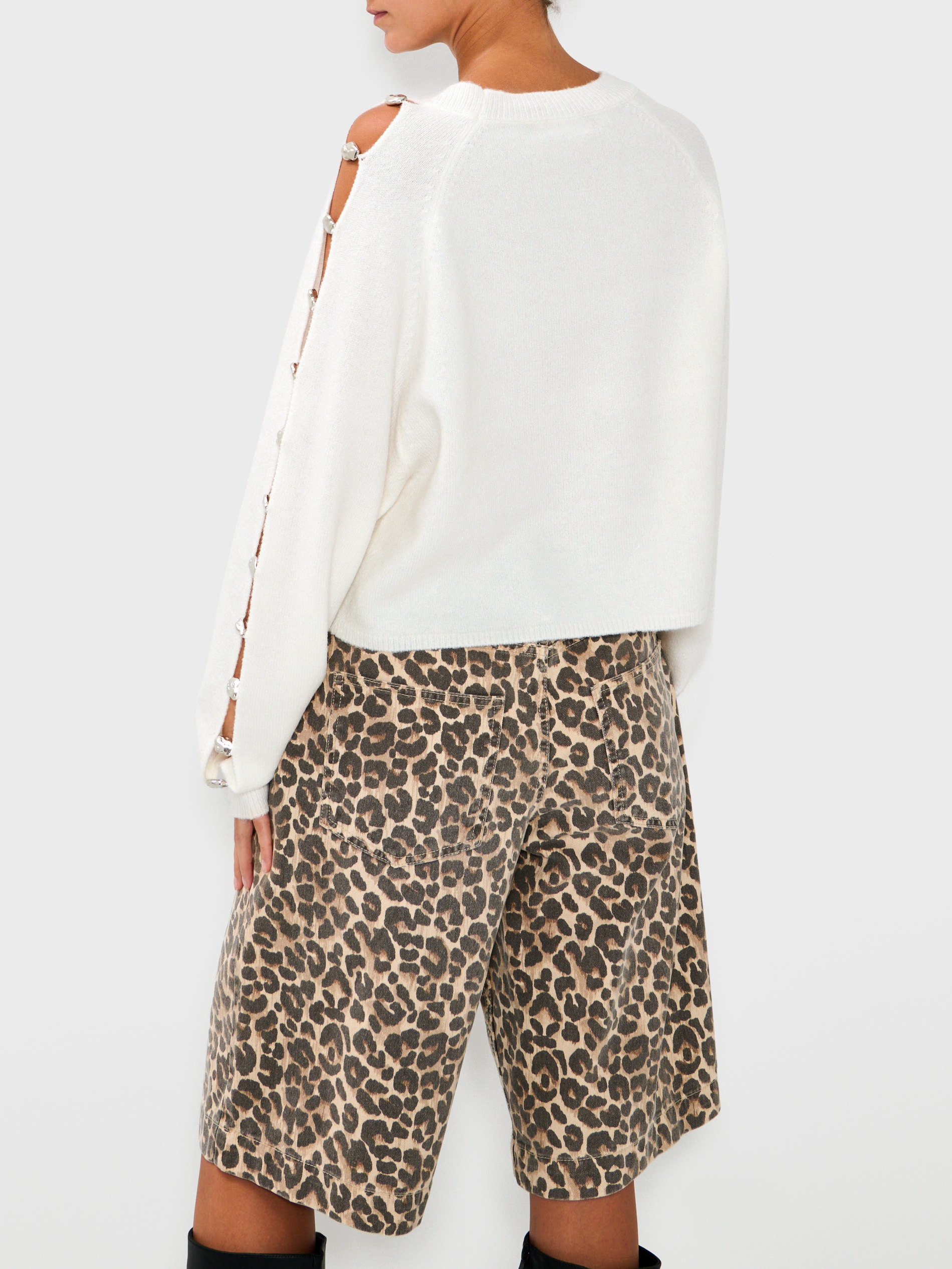 Sinsay - Πουλόβερ με διακοσμήσεις στα μανίκια - λευκο φωτογραφία