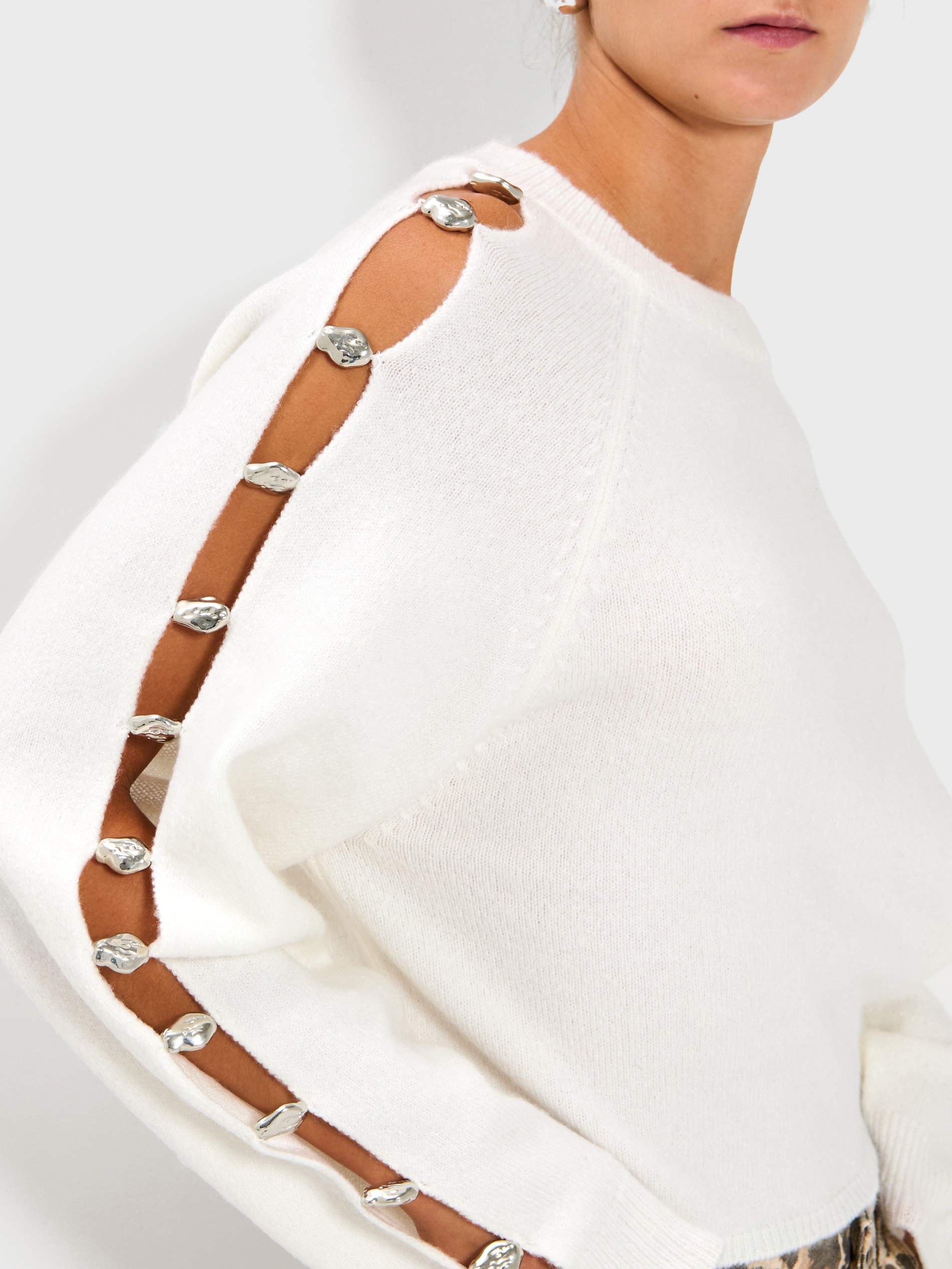 Sinsay - Πουλόβερ με διακοσμήσεις στα μανίκια - λευκο φωτογραφία