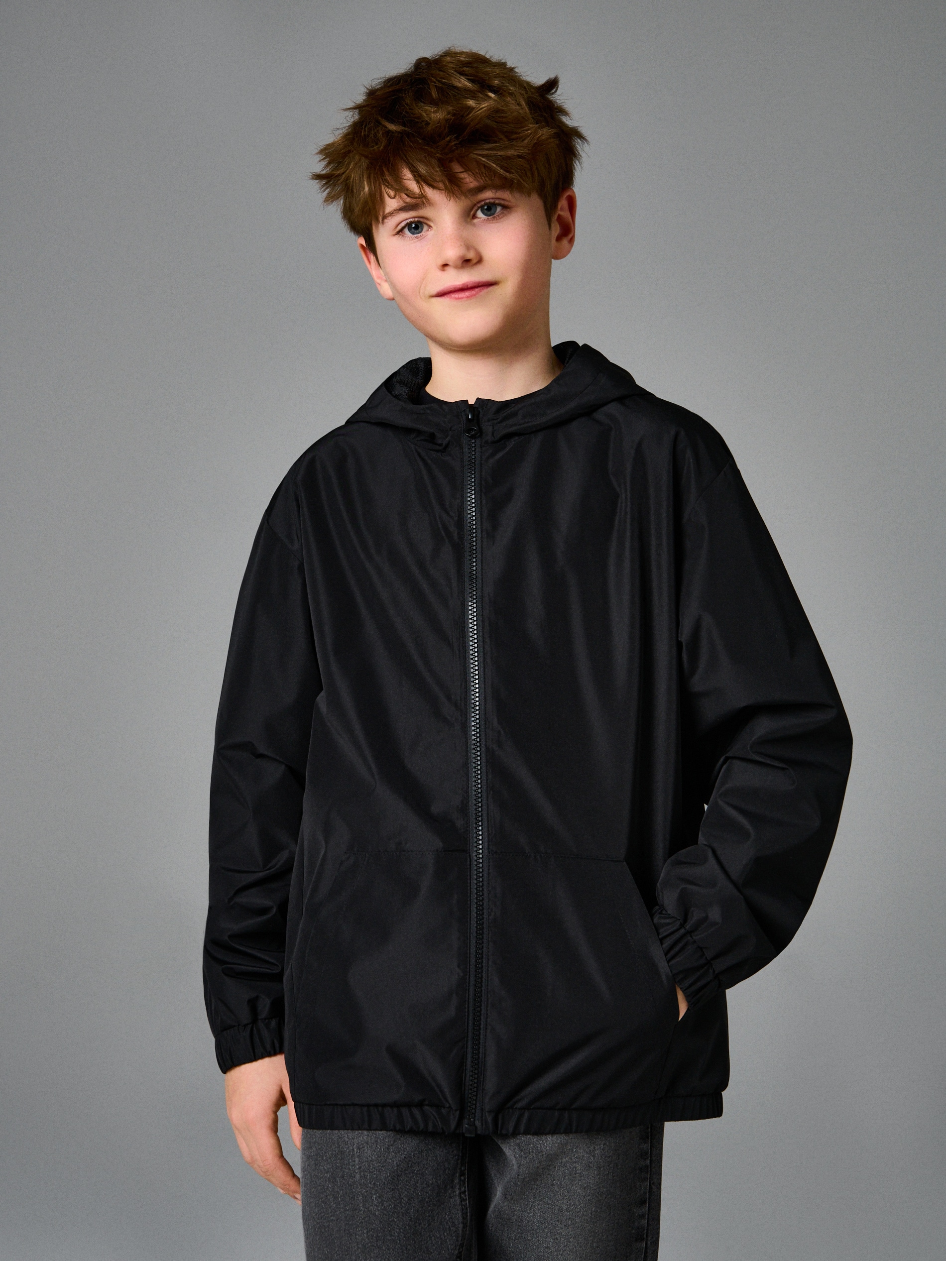 Sinsay - Lekka kurtka wiatrówka z kapturem - czarny