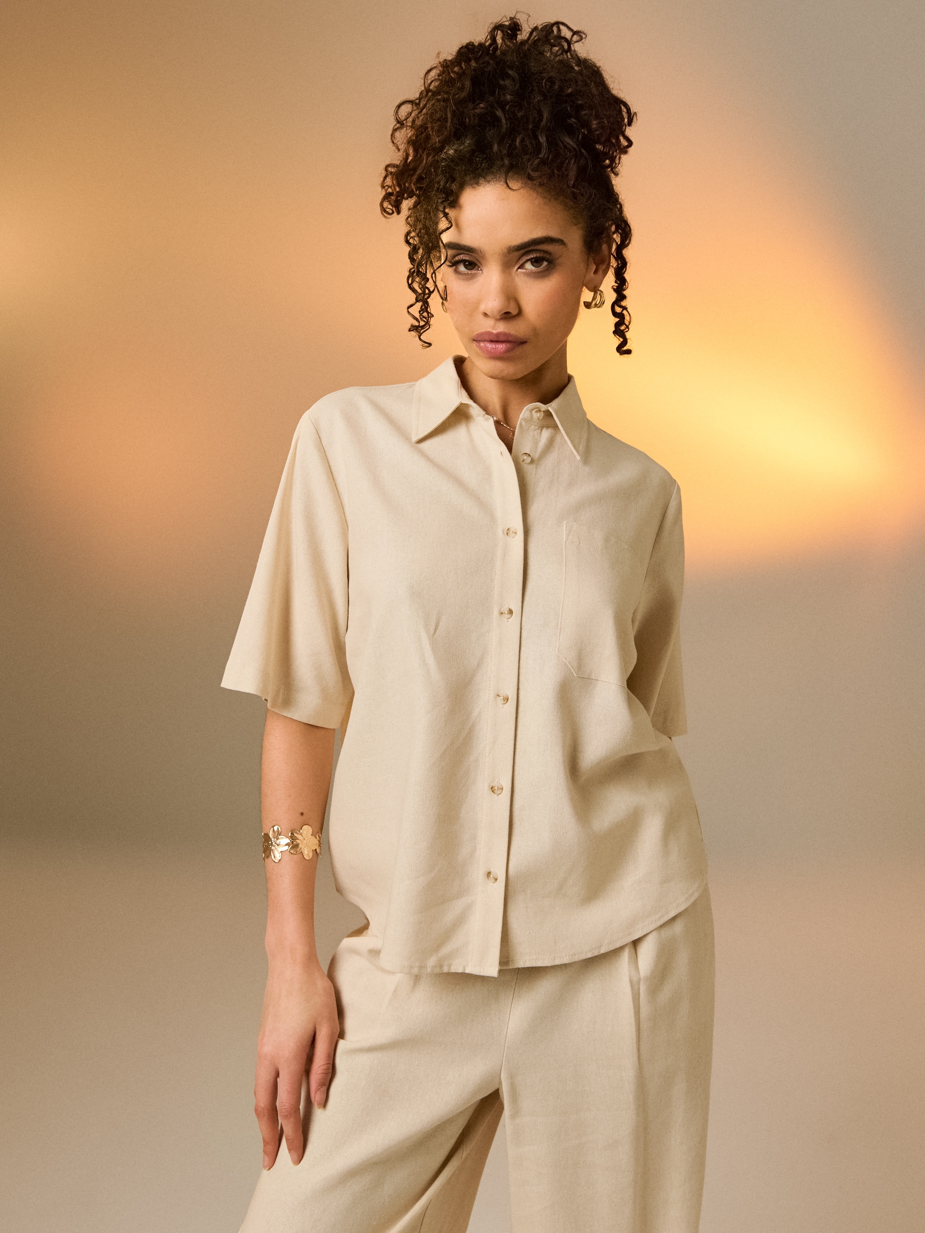 Sinsay - Wiskozowa koszula z krótkim rękawem z domieszką lnu - beżowy