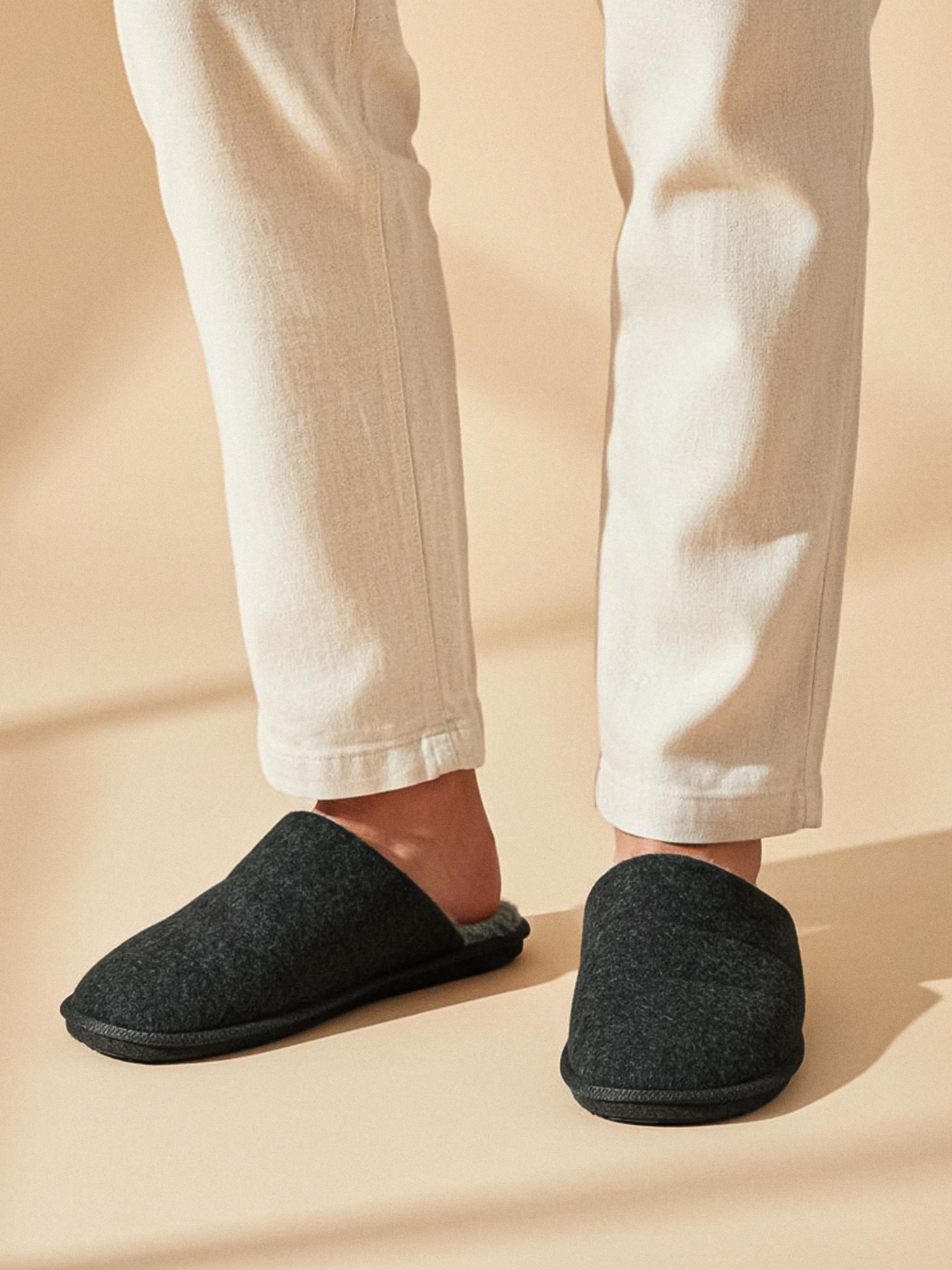 Sinsay - Παντόφλες με τεχνητό γούνινο - σκουρο γκρι φωτογραφία