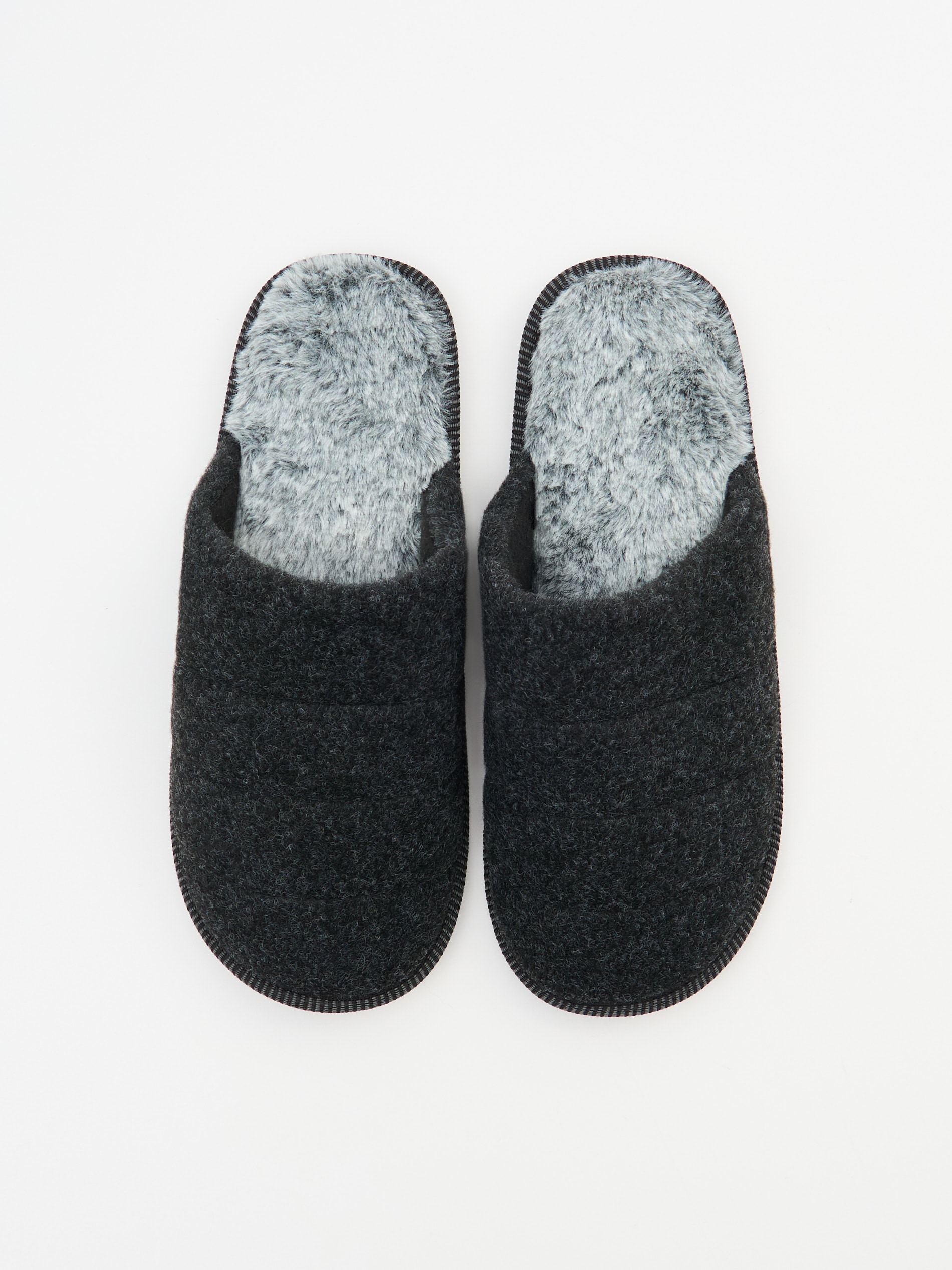 Sinsay - Παντόφλες με τεχνητό γούνινο - σκουρο γκρι φωτογραφία