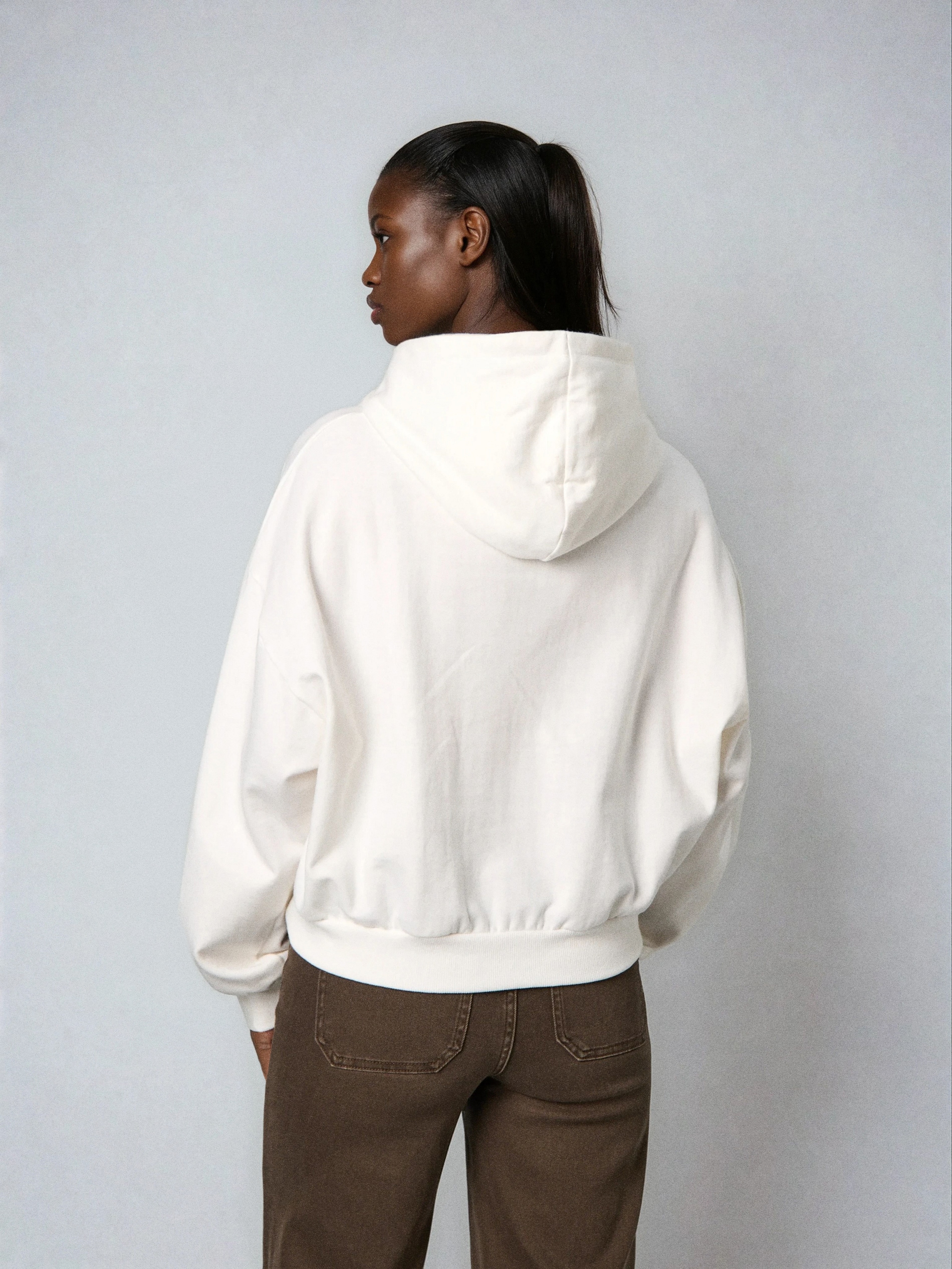 Sinsay - Φούτερ με στάμπα Barbie - κρεμ φωτογραφία