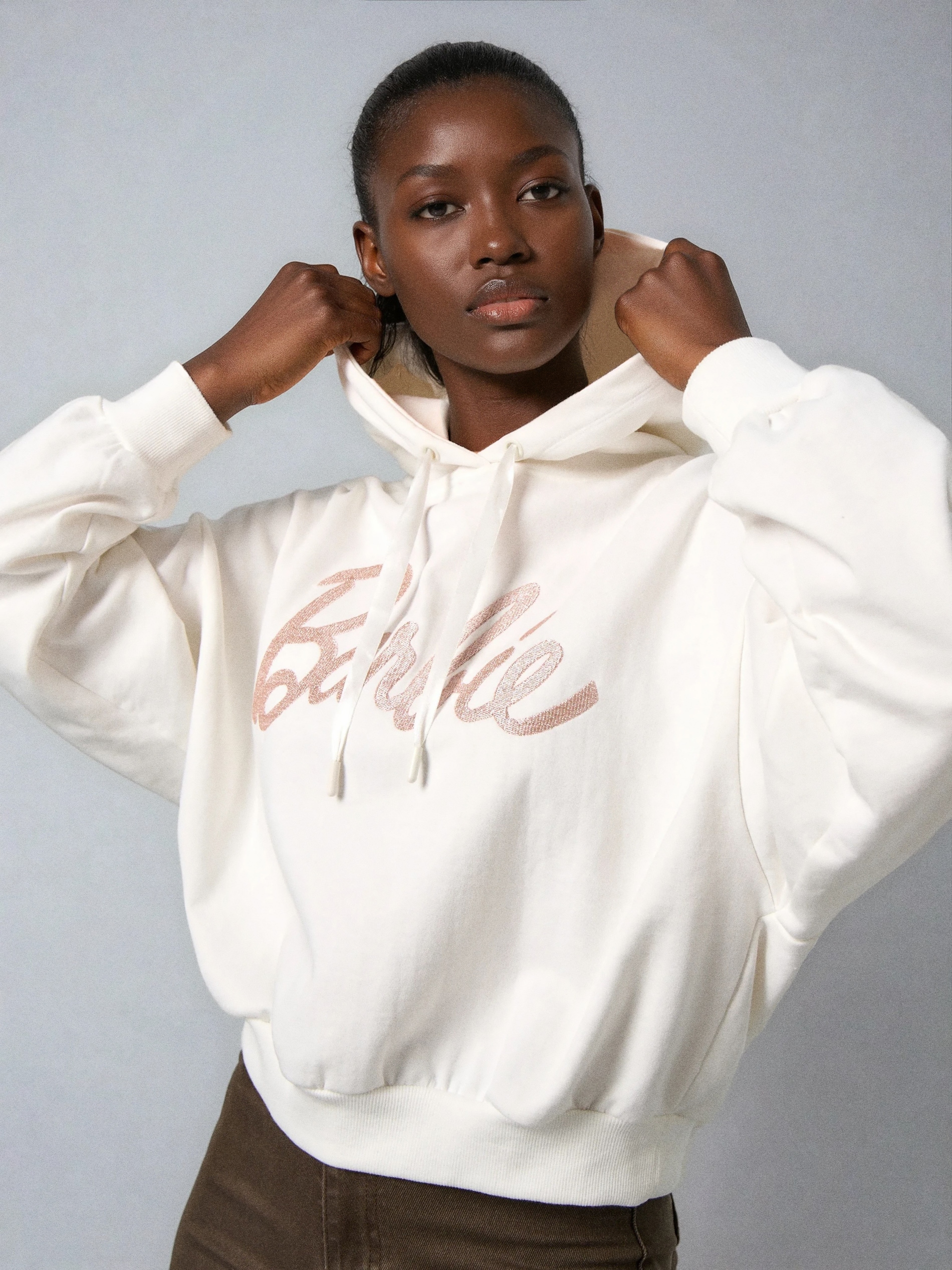 Sinsay - Φούτερ με στάμπα Barbie - κρεμ φωτογραφία