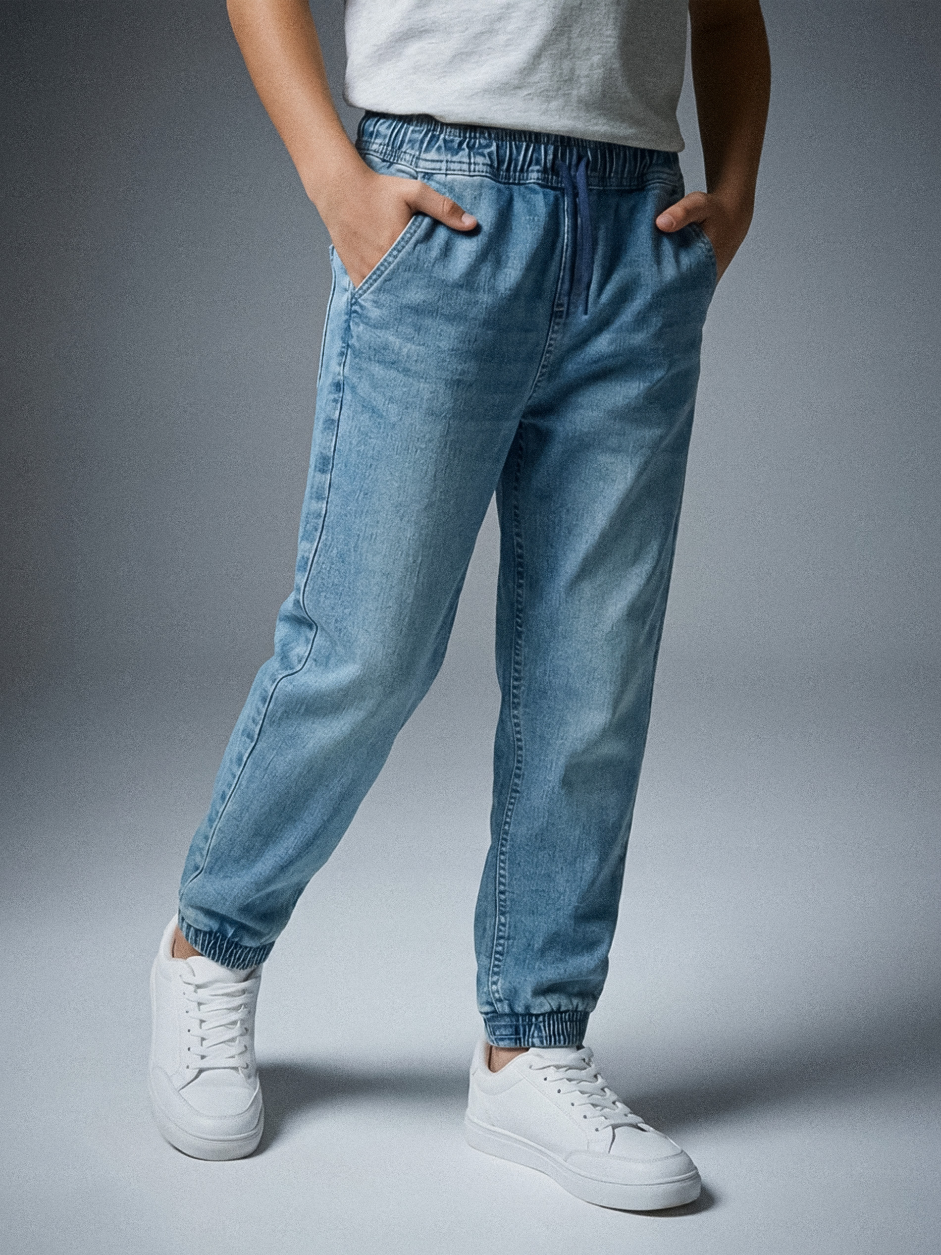 Sinsay - Jeansy jogger z efektem sprania - niebieski