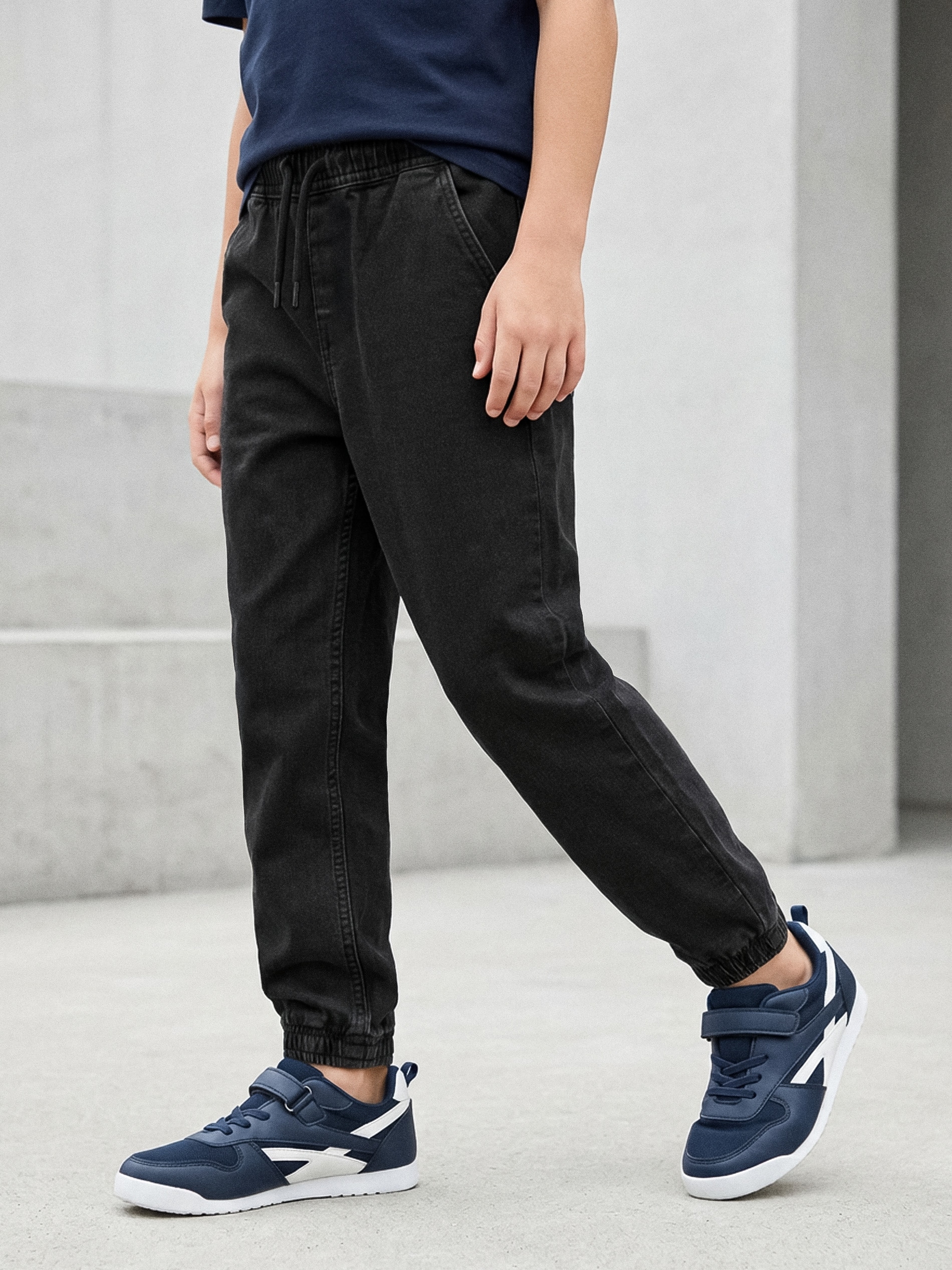 Sinsay - Jeansy jogger z efektem sprania - czarny