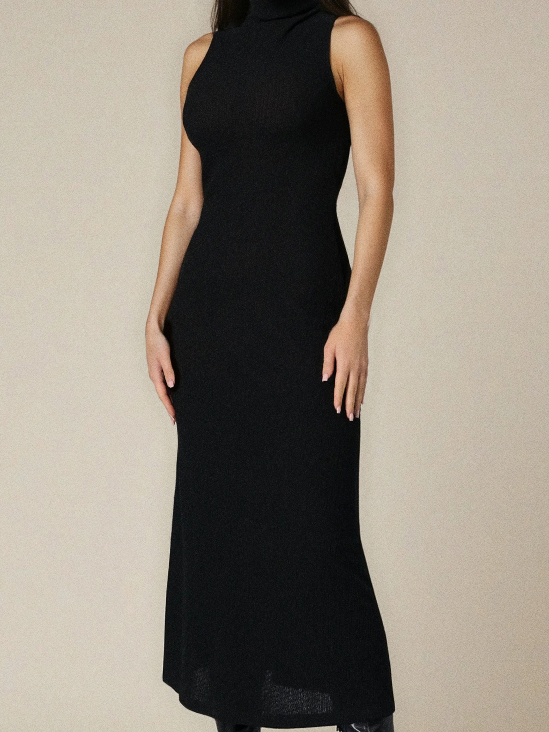 Sinsay - Prążkowana sukienka maxi z połgolfem - czarny