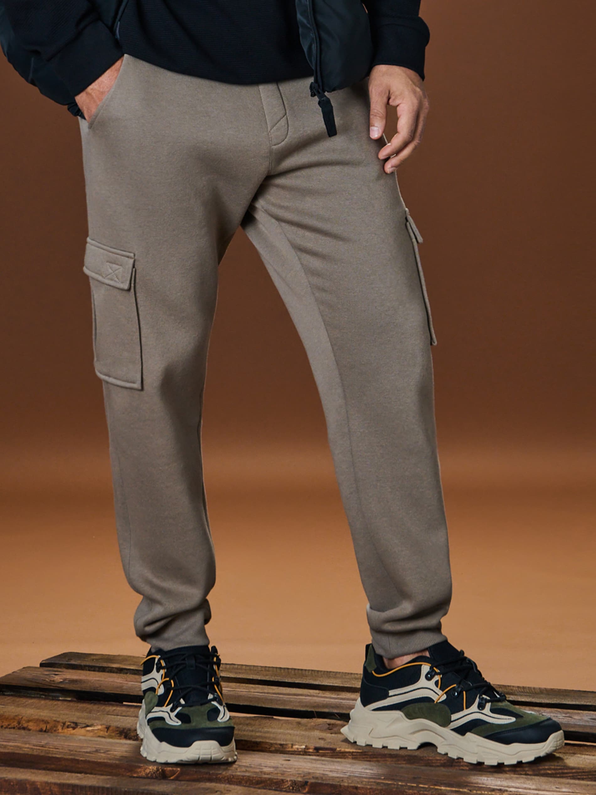 Sinsay - Spodnie tapered cargo fit - brązowy