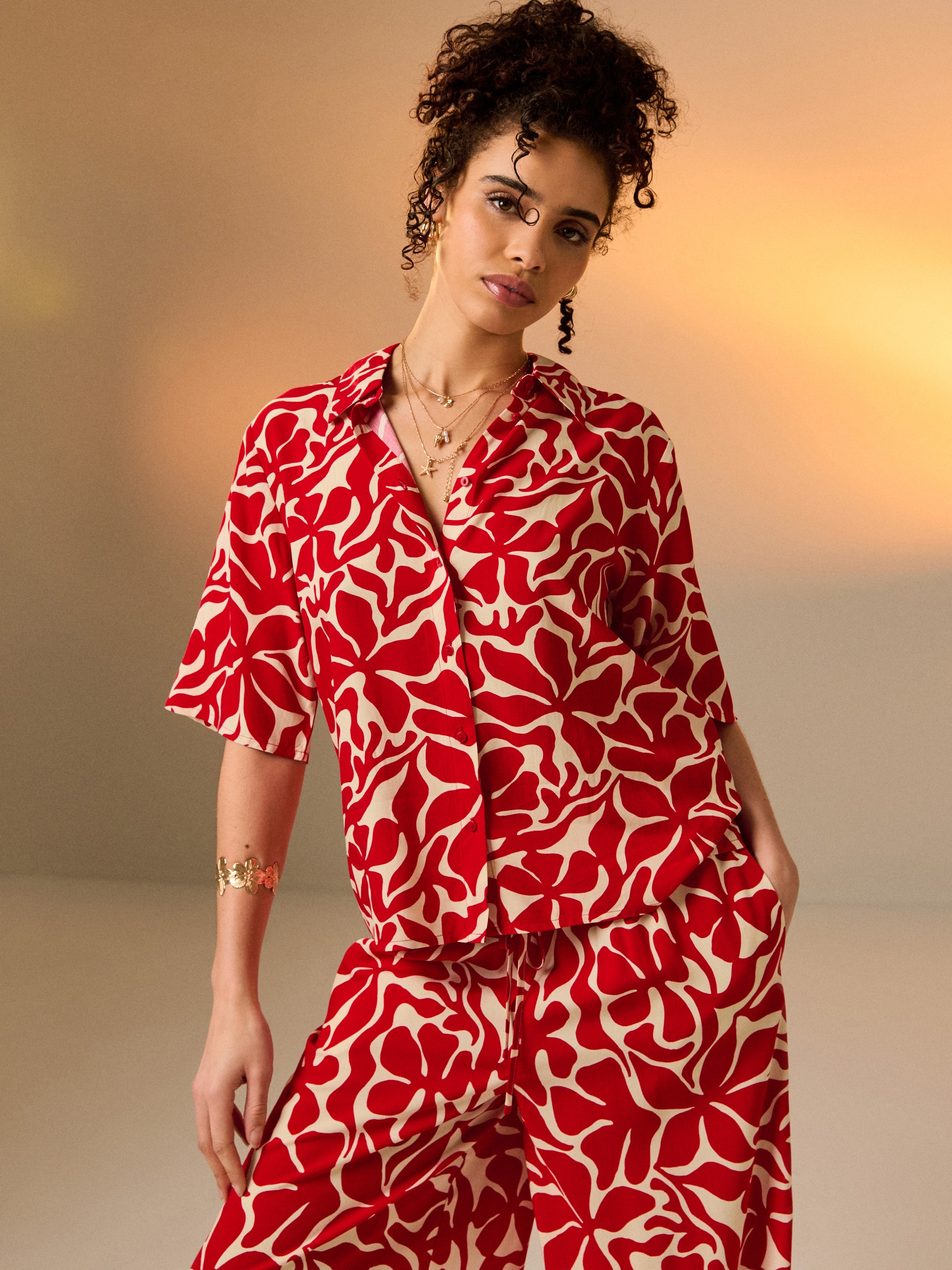 Sinsay - Wiskozowa koszula regular fit z krótkim rękawem - czerwony