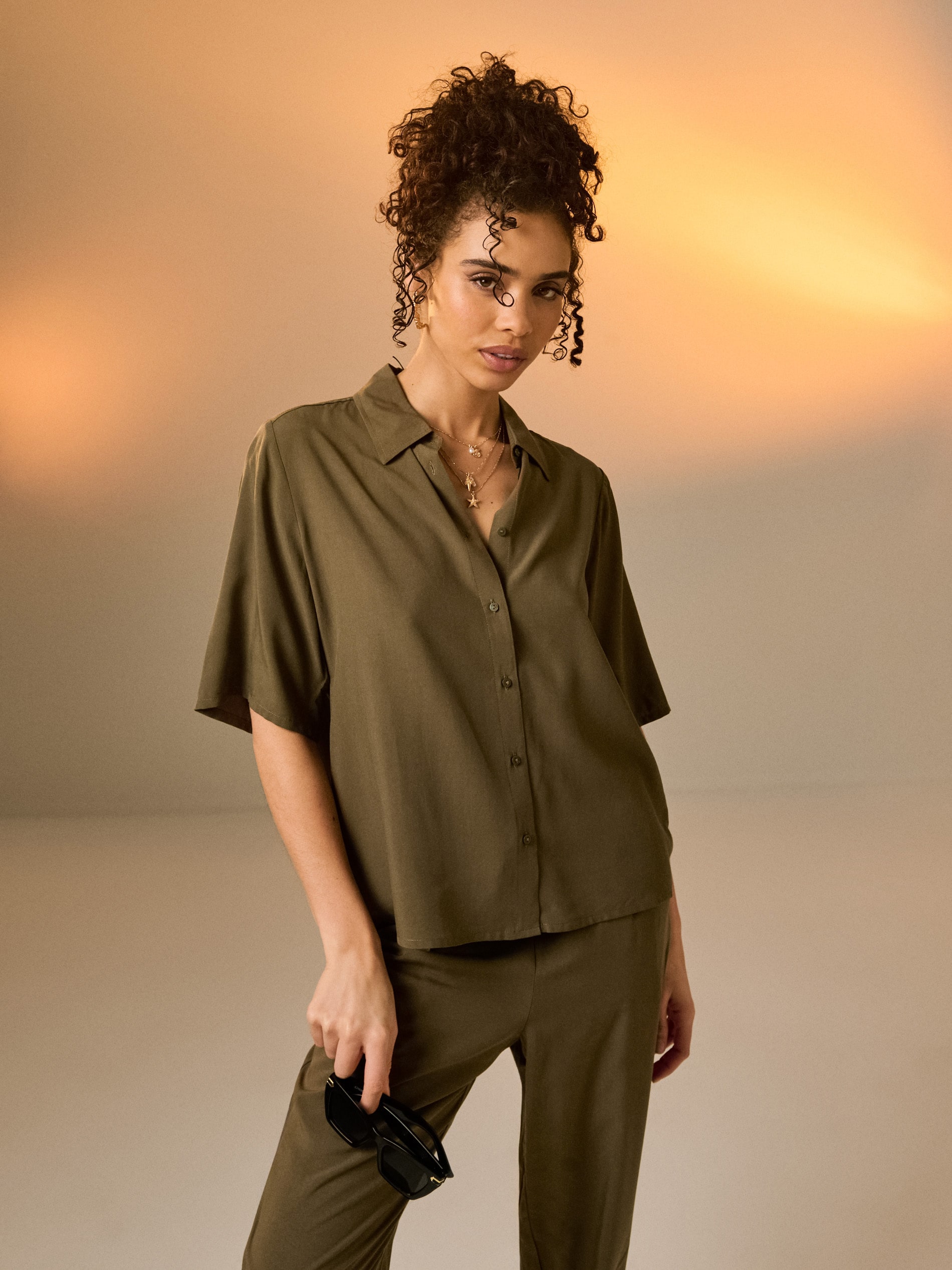 Sinsay - Wiskozowa koszula regular fit z krótkim rękawem - zielony