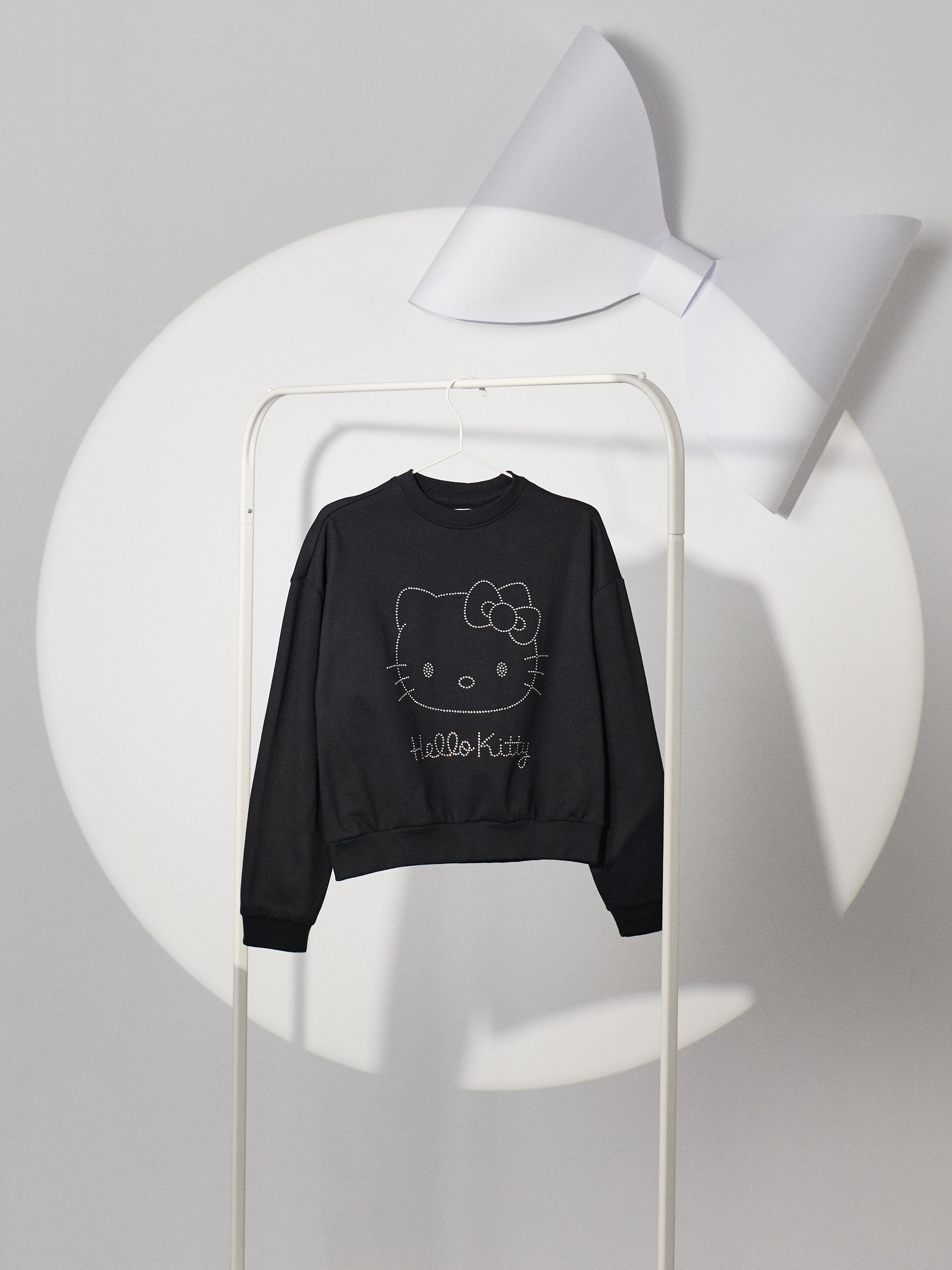 Sinsay - Μπλούζα με λαιμόκοψη crewneck Hello Kitty - μαυρο φωτογραφία