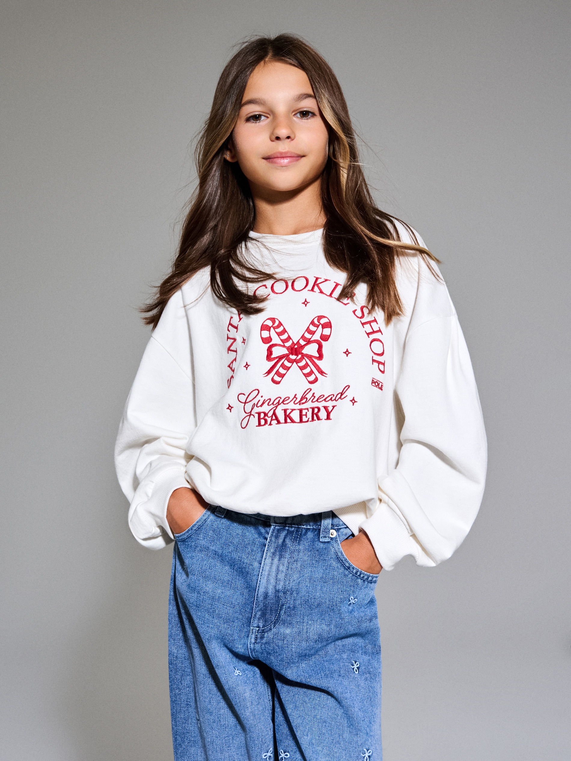 Sinsay - Bluza crewneck z haftowanym napisem - kremowy