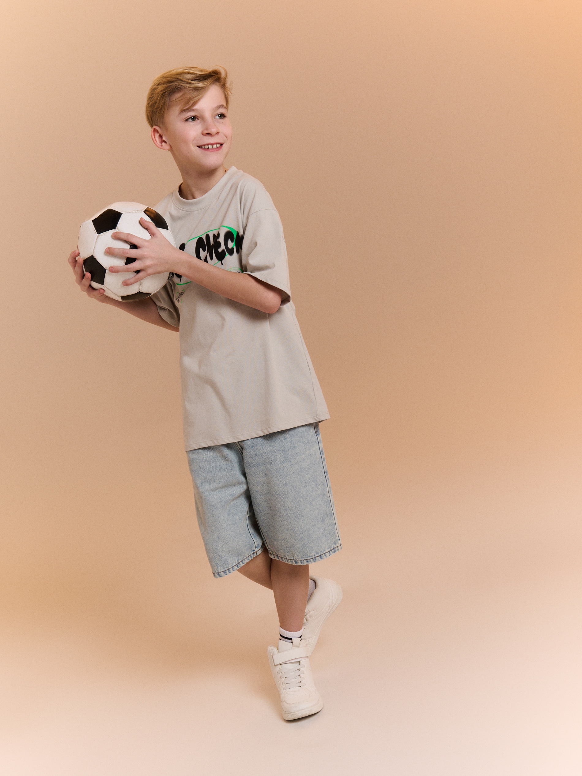 Sinsay - Szorty jeansowe straight z efektem sprania - niebieski