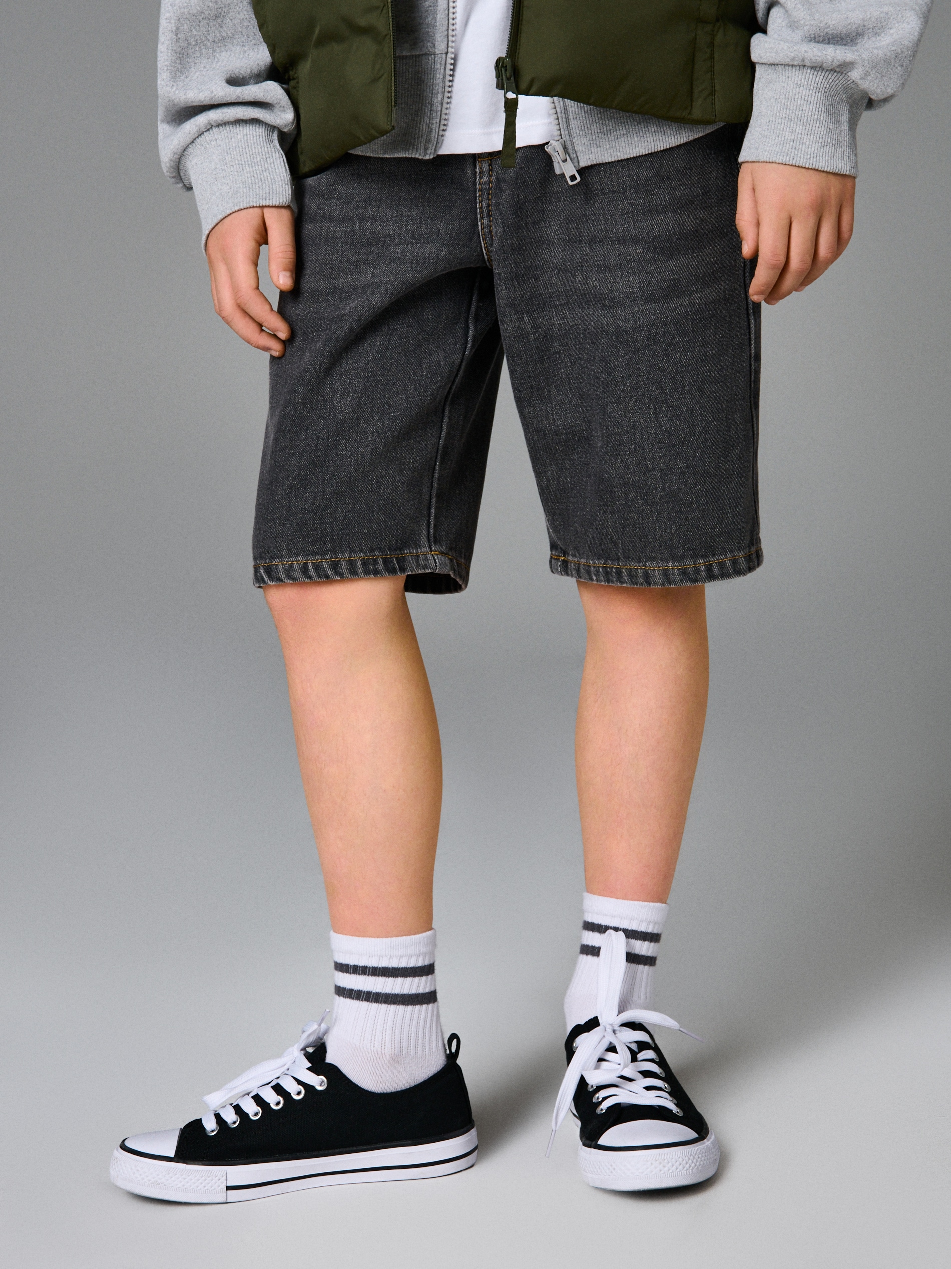 Sinsay - Szorty jeansowe straight z efektem sprania - szary