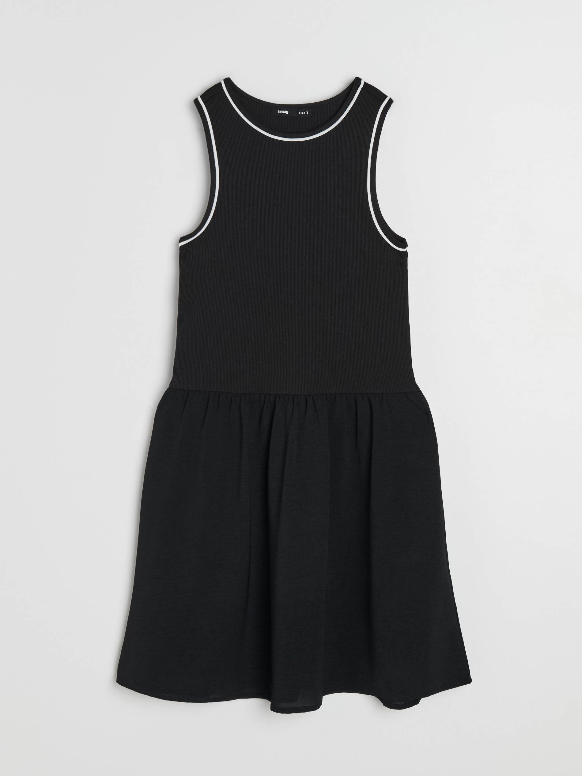 Sinsay - Sukienka mini z kontrastującą lamówką z wiskozą - czarny