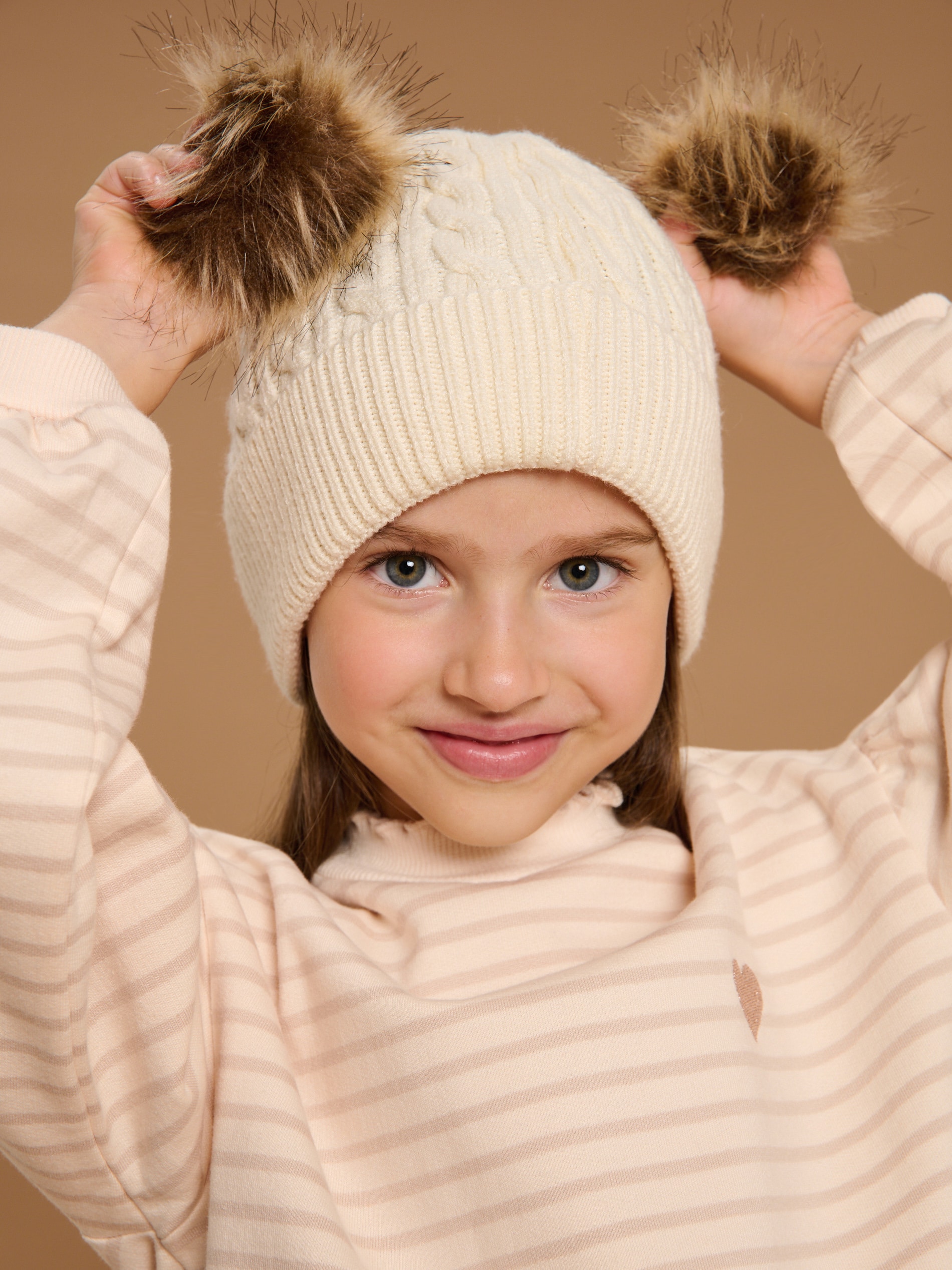 Sinsay - Σκούφος με φουντάκια - κρεμ φωτογραφία