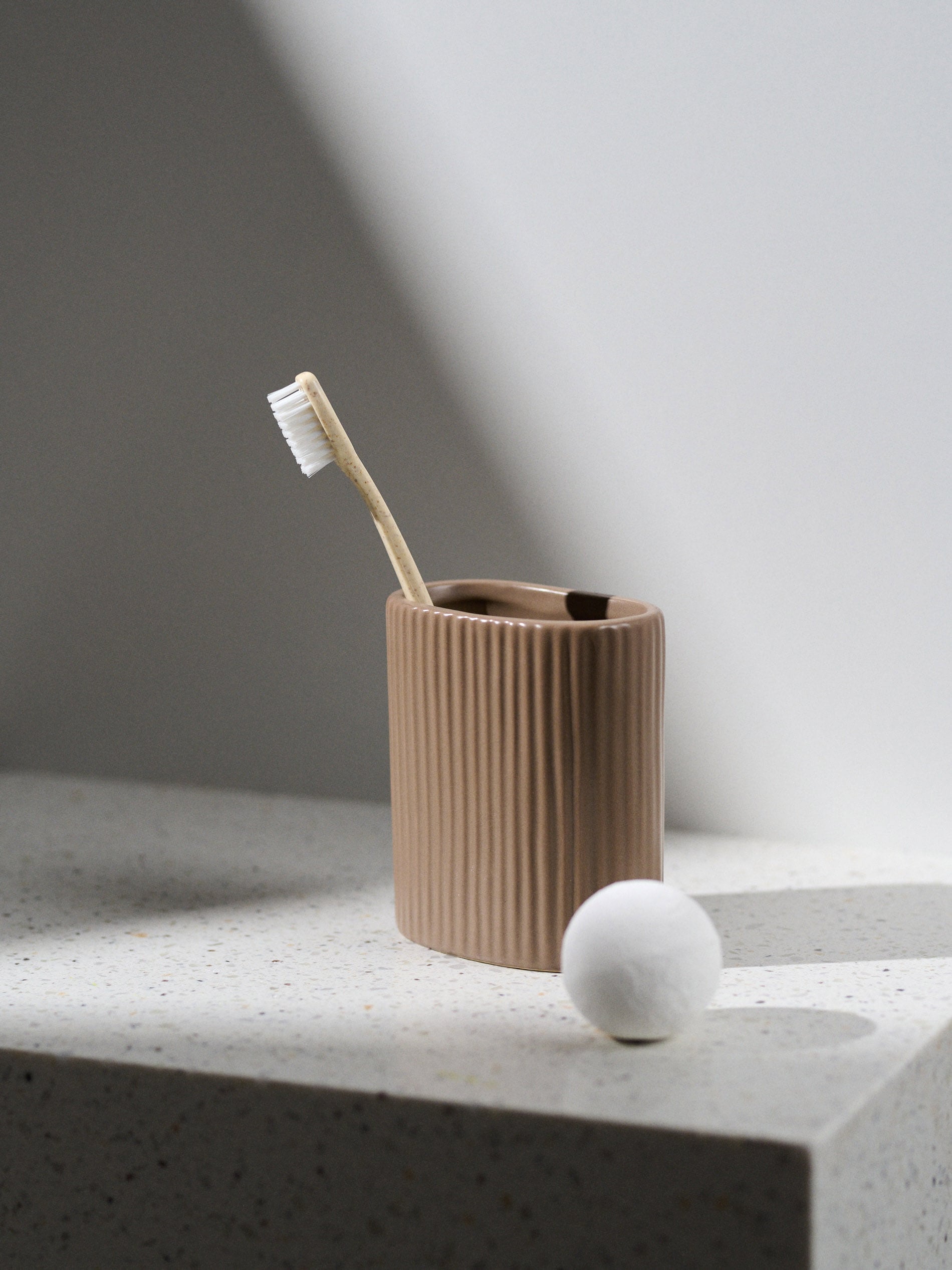 Ceramiczny pojemnik na szczoteczki z ryflowaniem