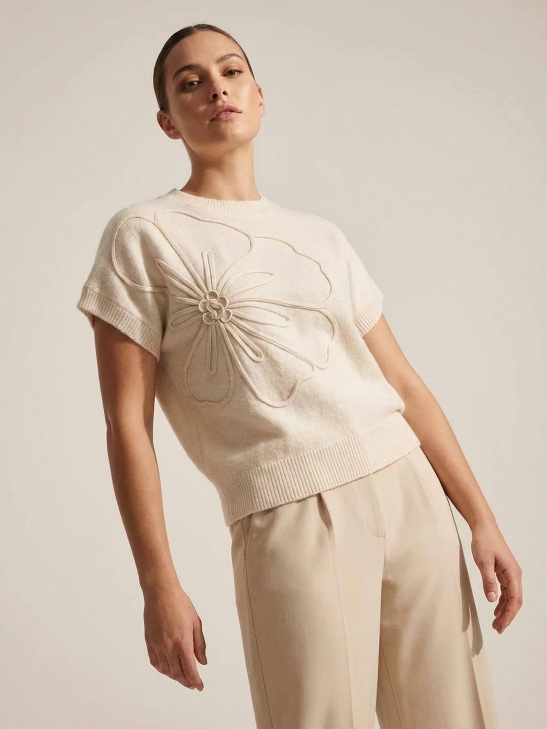 Sinsay - Sweter bez rękawów z tłoczonym kwiatem - biały