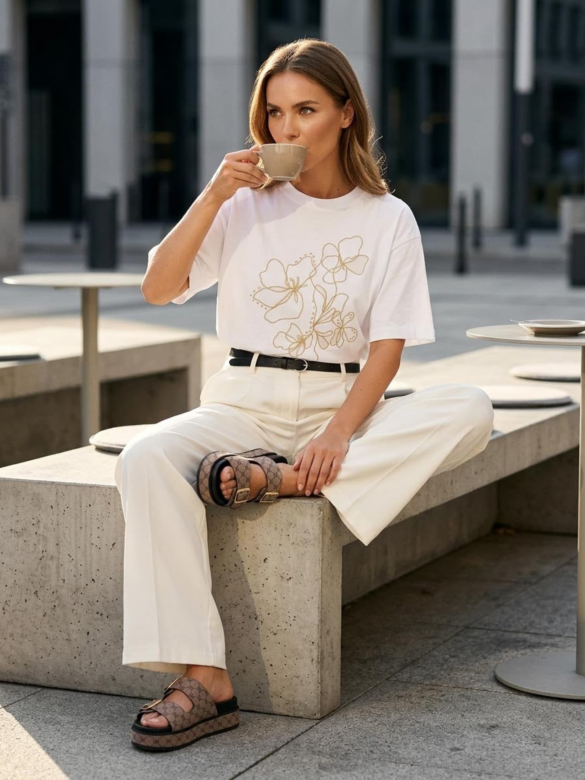 Sinsay - Bawełniana koszulka z haftem - kremowy