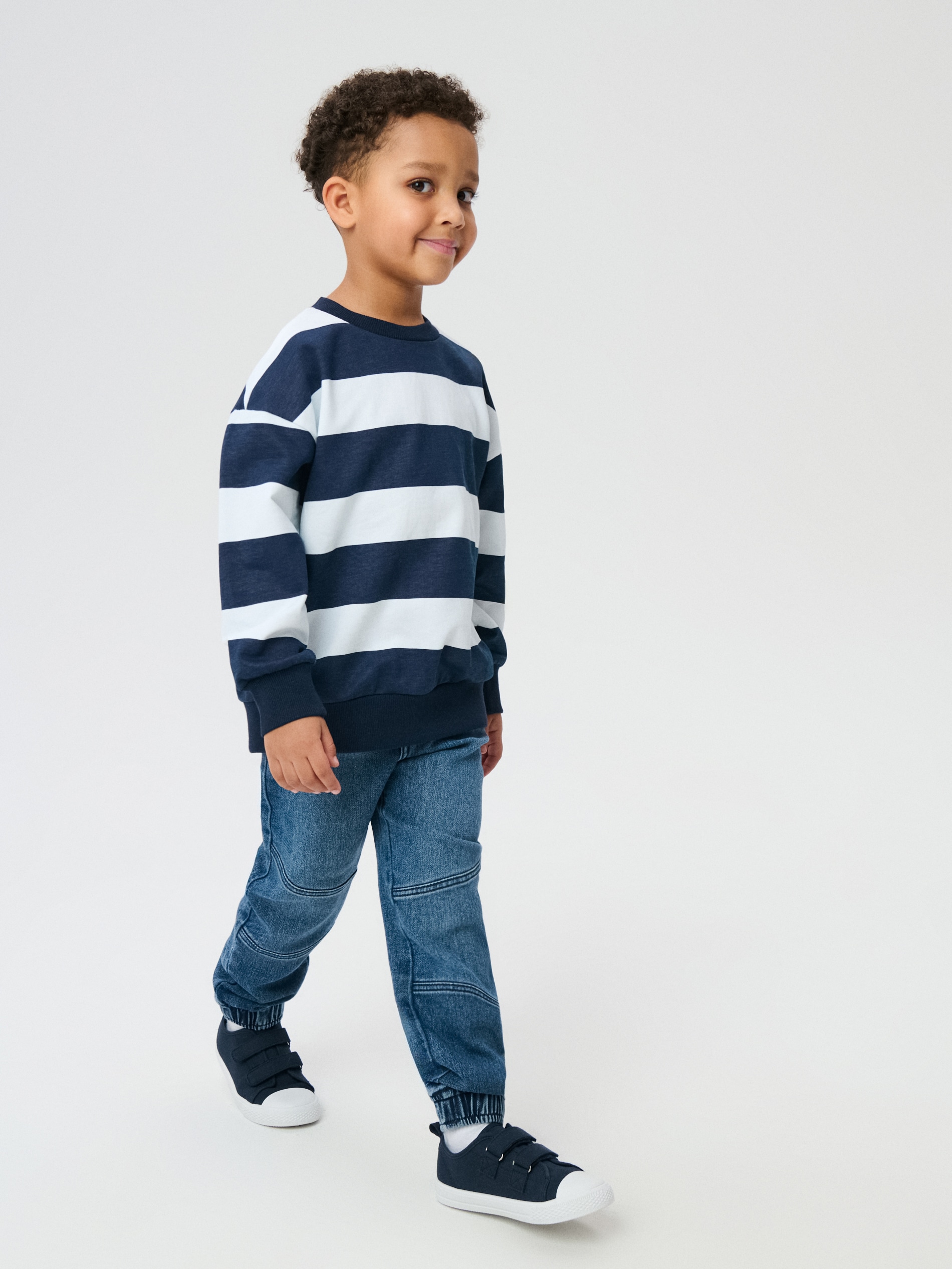 Sinsay - Jeansy jogger z przeszyciami - granatowy