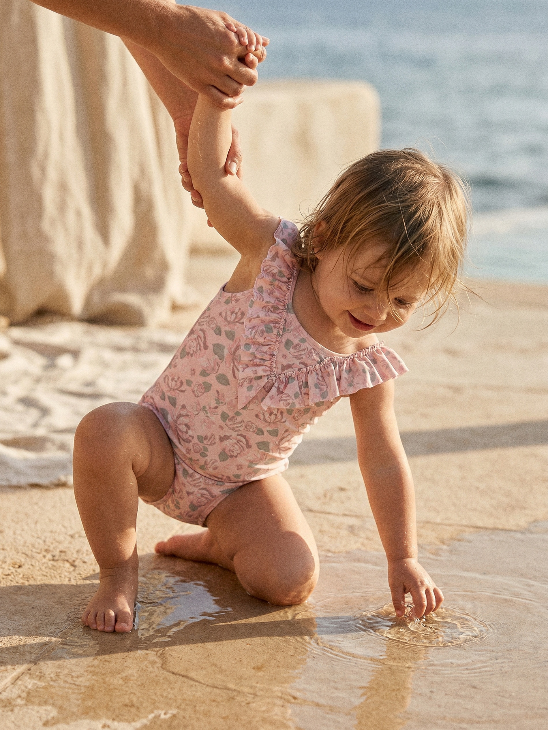 Sinsay - Jednoczęściowy strój kąpielowy z ochroną przeciwsłoneczną i motywem kwiatowym - różowy