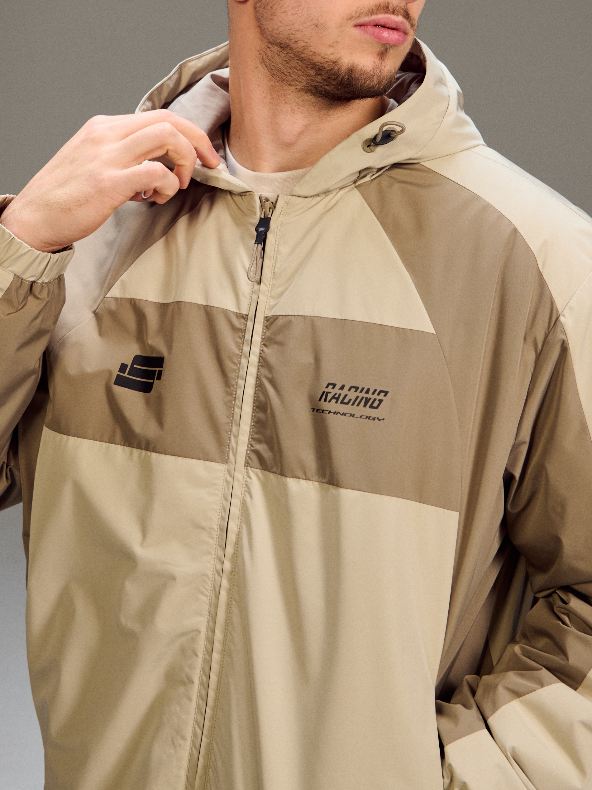 Sinsay - Wodoodporna kurtka color block z kapturem - kremowy