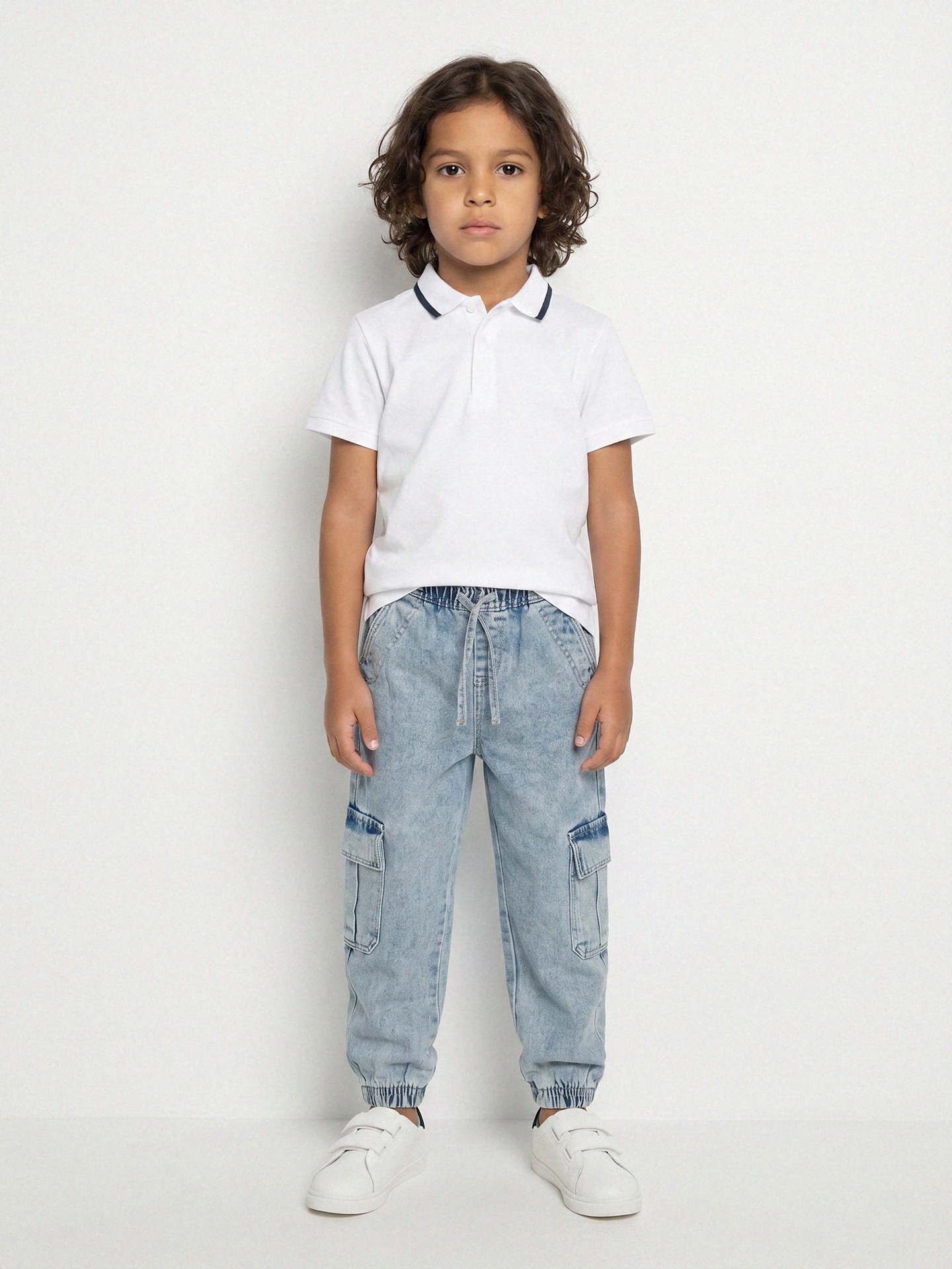 Sinsay - Jeansy jogger comfort cargo z efektem sprania - niebieski