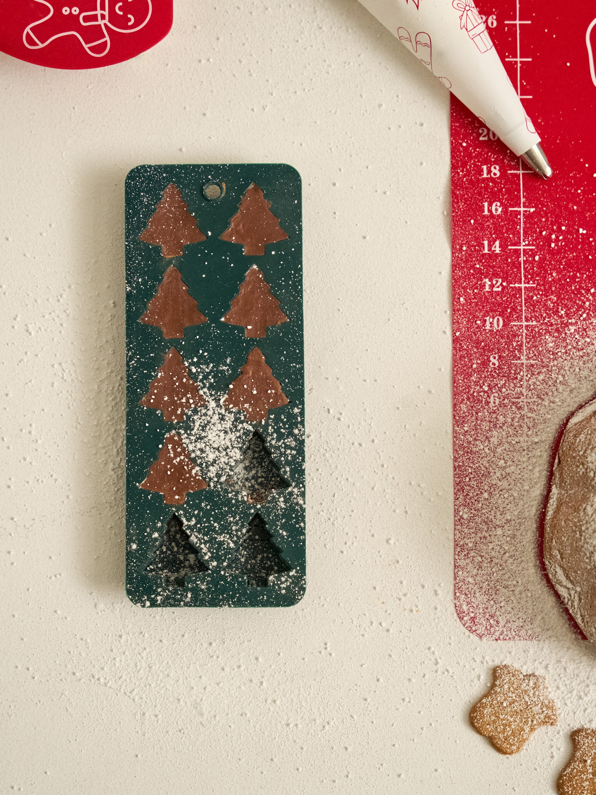 Sinsay - Χριστουγεννιάτικη φόρμα σοκολάτας σε σχήμα χριστουγεννιάτικων δέντρων - σκουρο πρασινο φωτογραφία