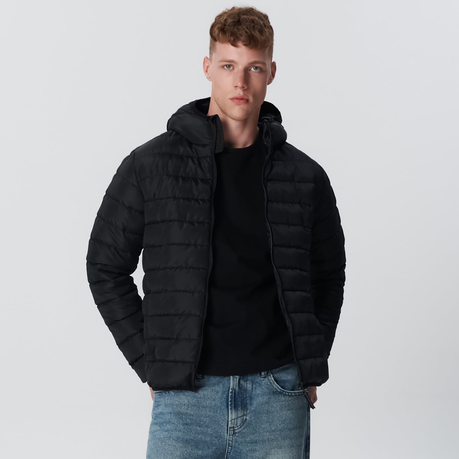 E-shop Sinsay - Prešívaná bunda s kapucňou - Čierna