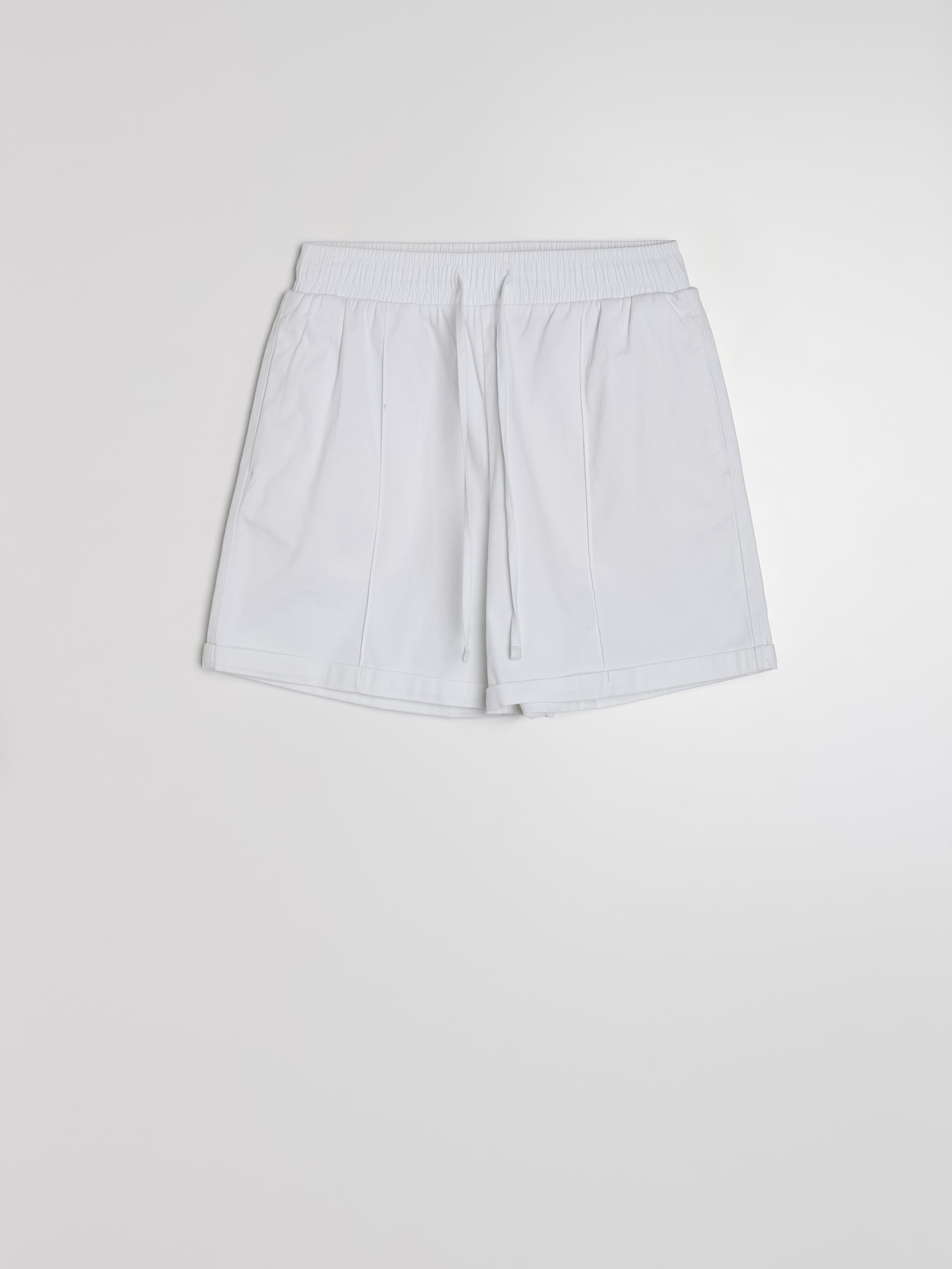 Sinsay - Bawełniane szorty z przeszyciami - kremowy