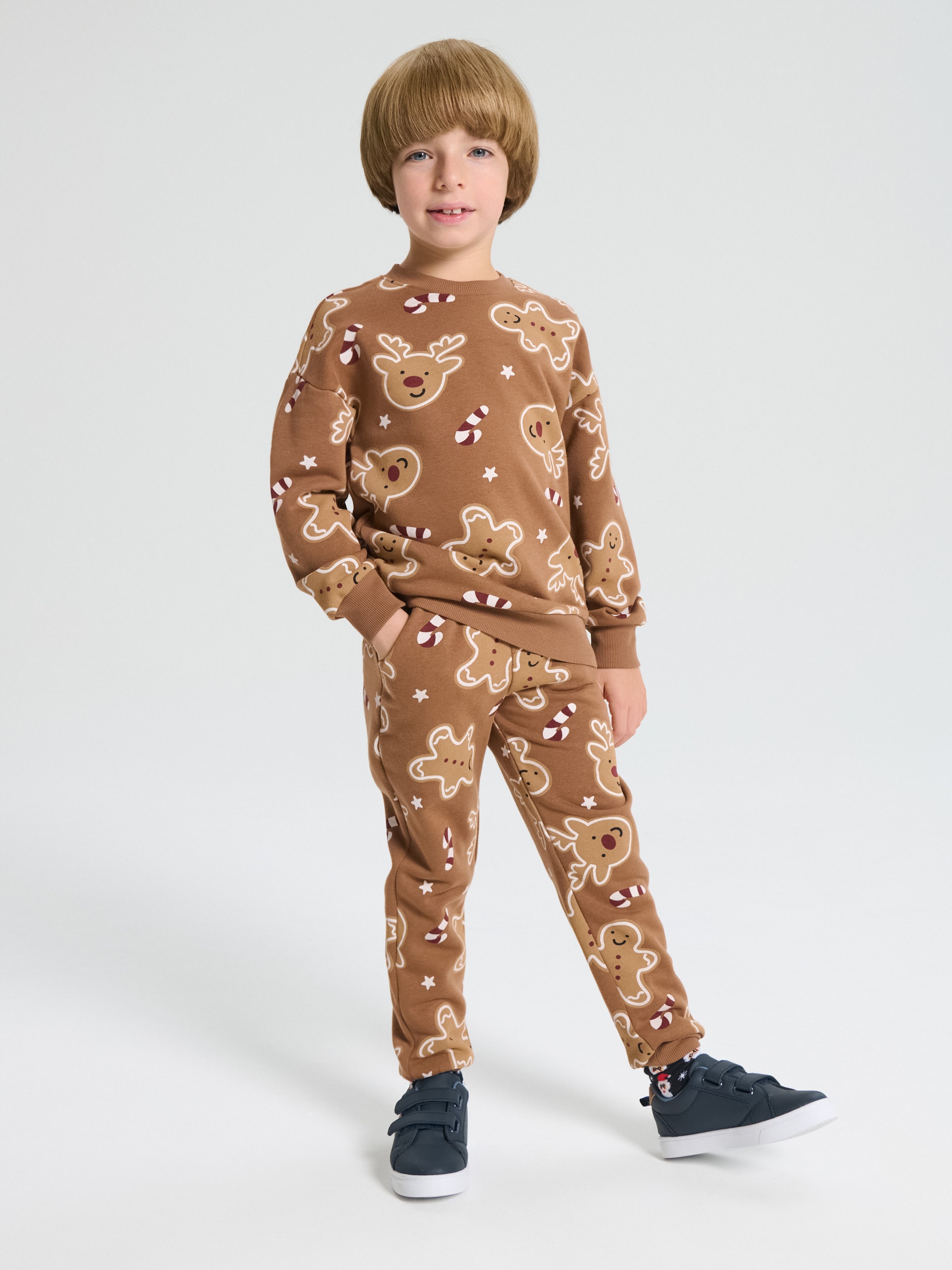 Sinsay - Spodnie jogger z motywem świątecznym - brązowy