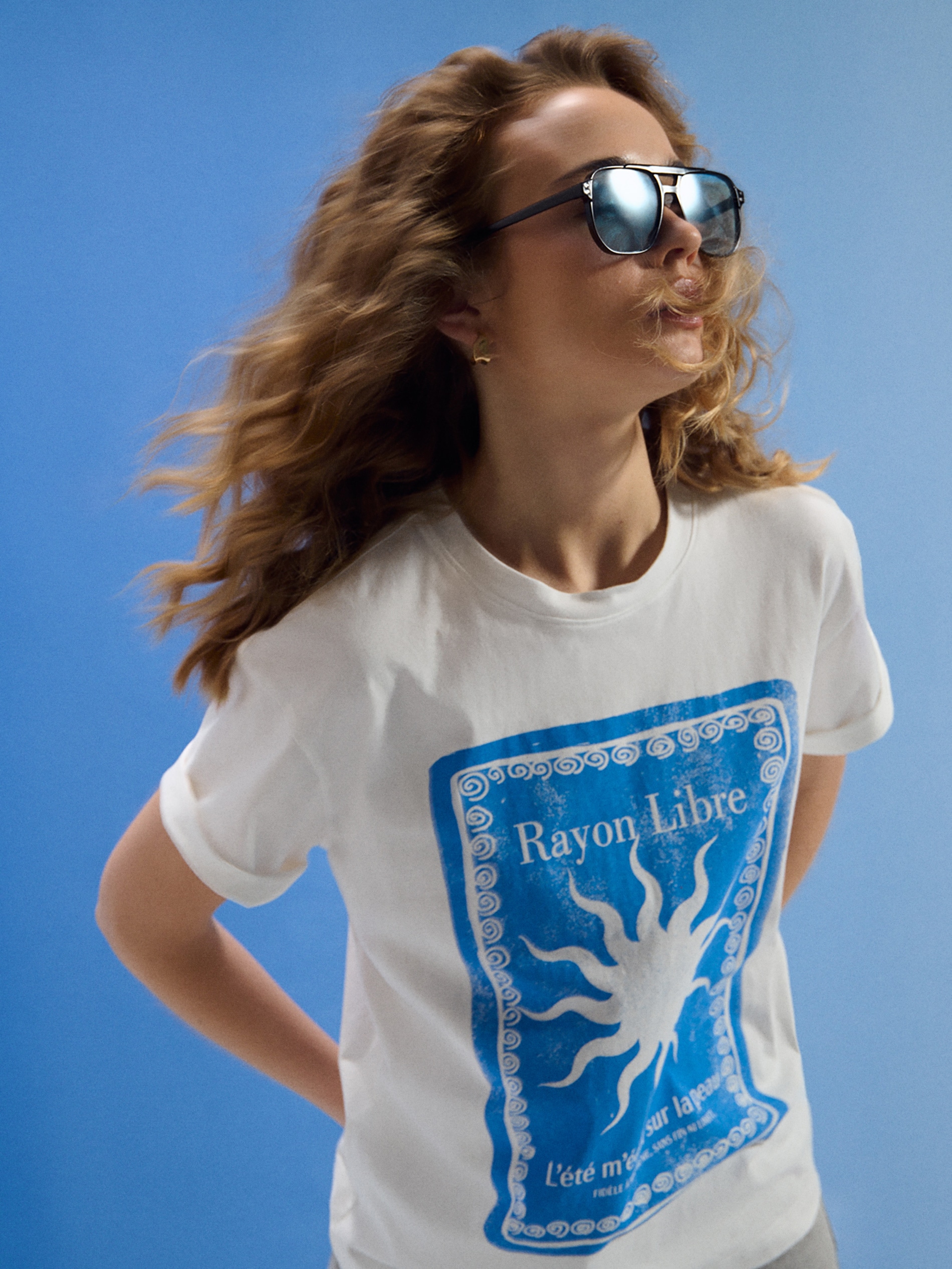 Sinsay - Bawełniana koszulka z nadrukiem na plecach - kremowy