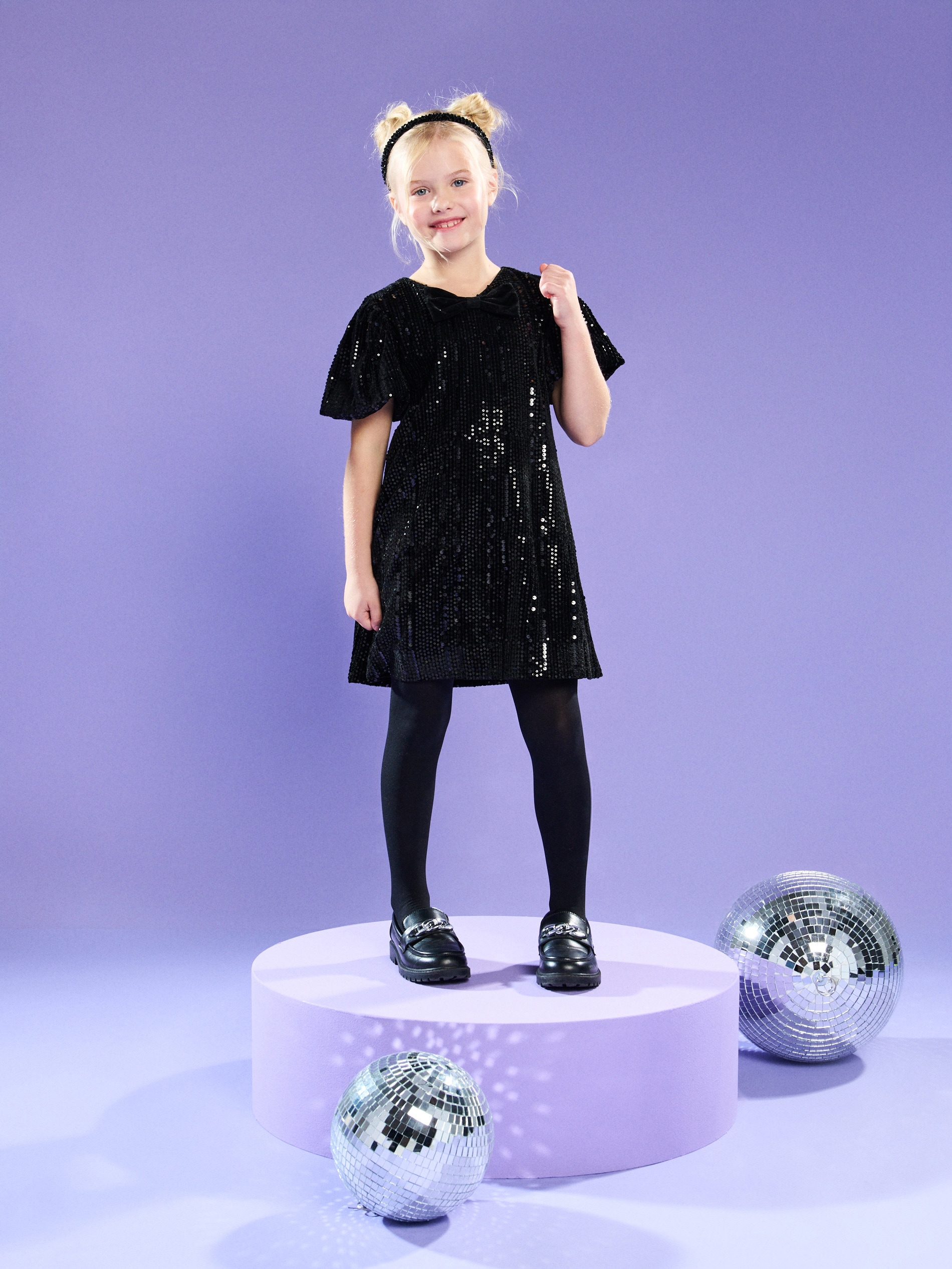 Sinsay - Elegancka sukienka mini z połyskiem - czarny