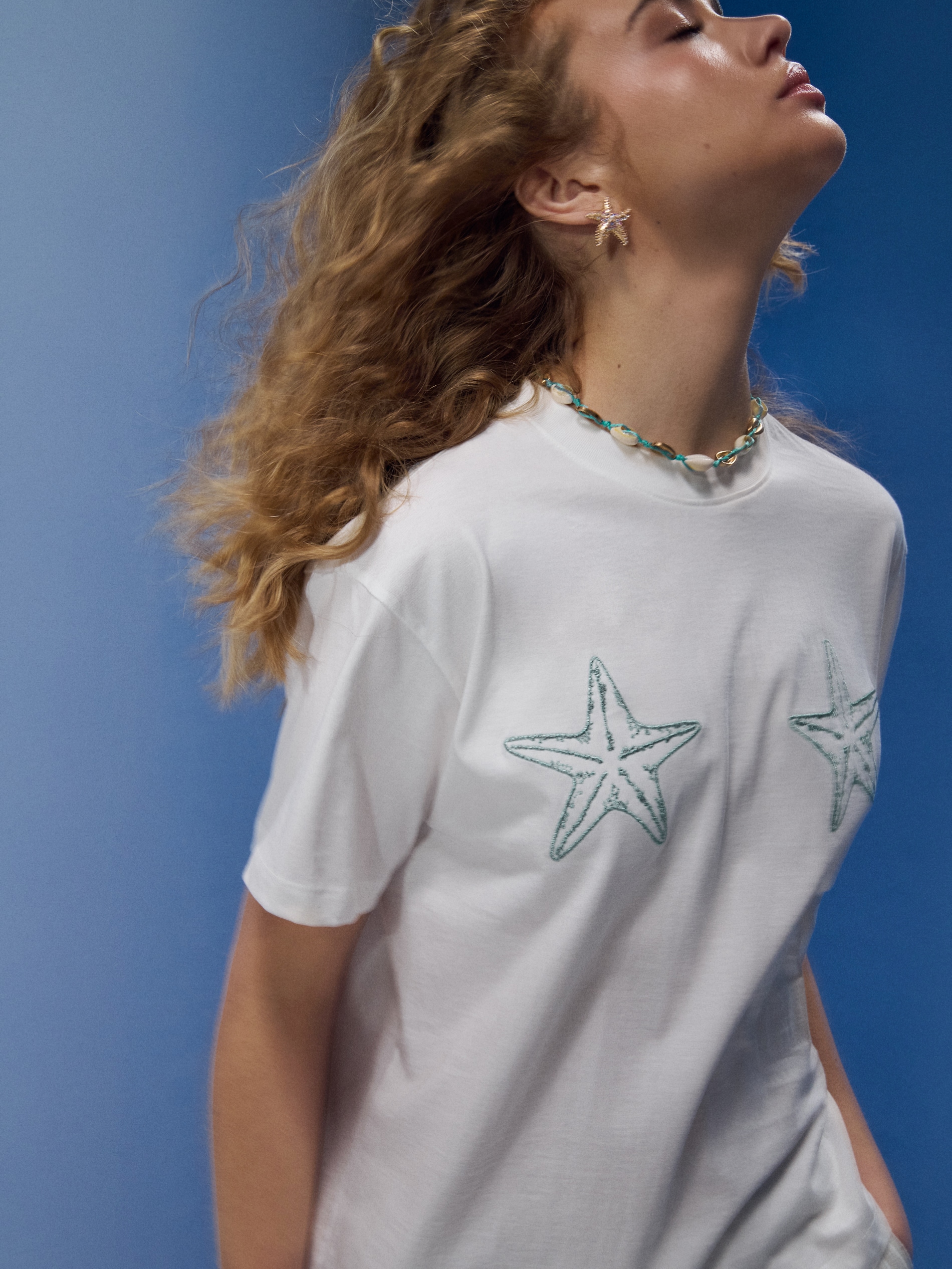 Sinsay - Bawełniana koszulka z haftem w kształcie gwiazd - kremowy