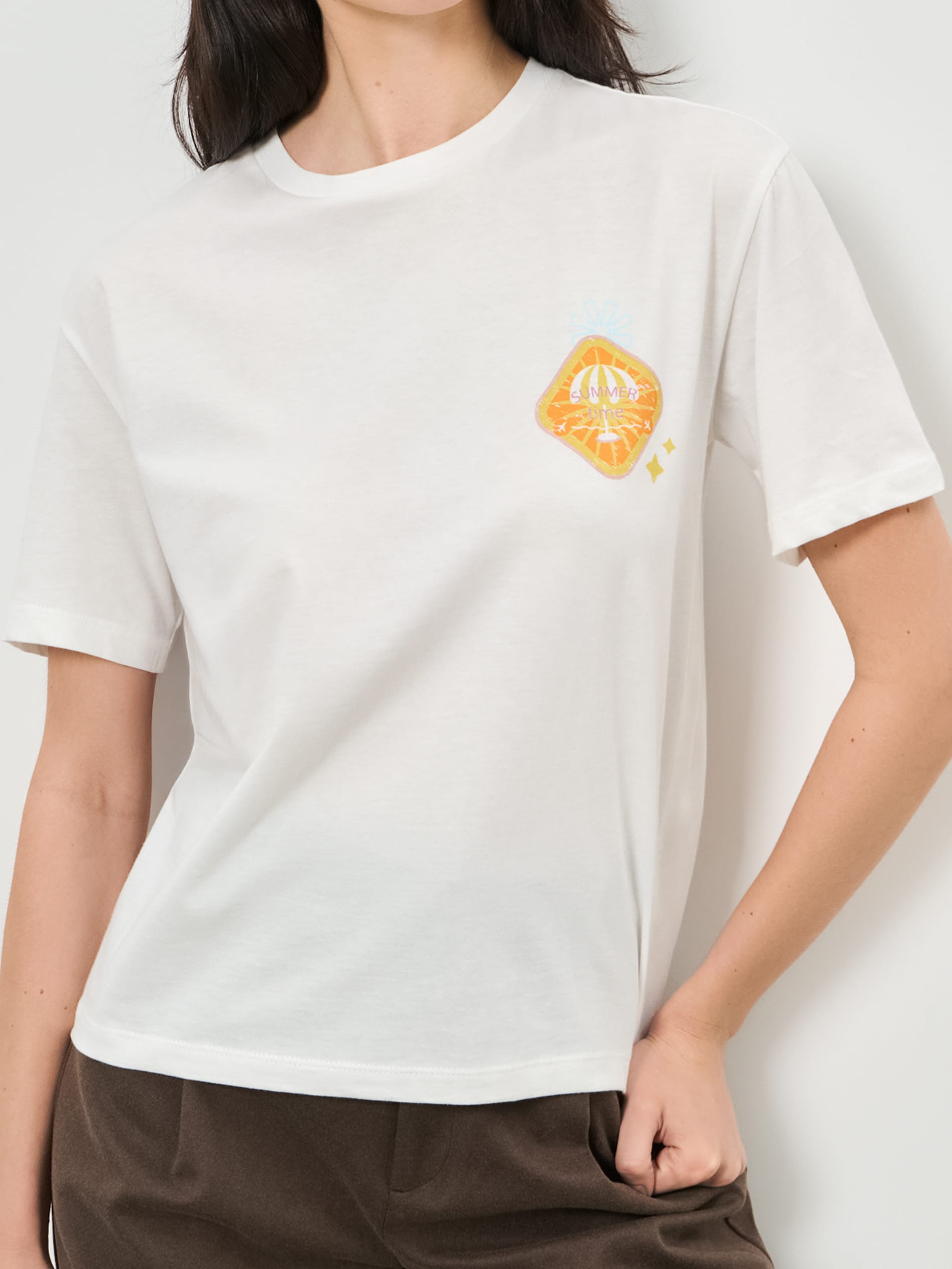 Sinsay - Bawełniana koszulka z nadrukiem wakacyjnym - kremowy