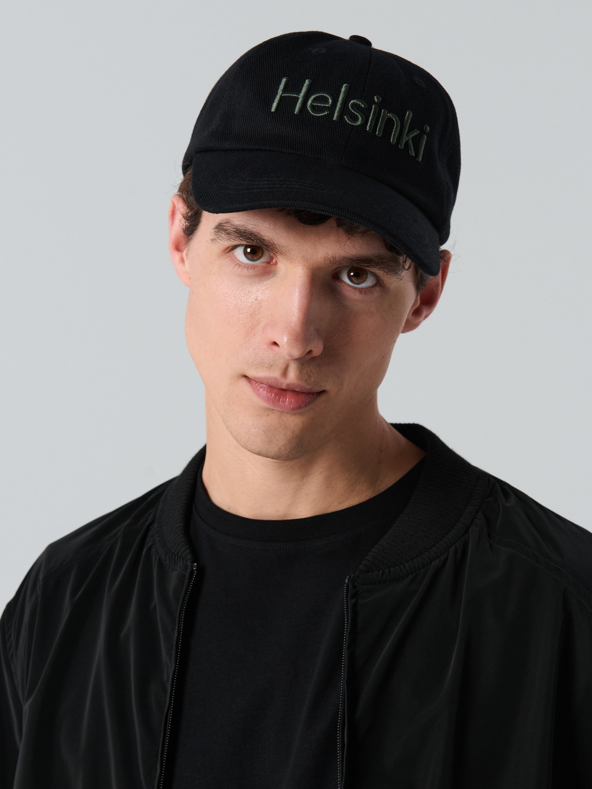 Sinsay - Czapka z daszkiem z haftowanym napisem - czarny