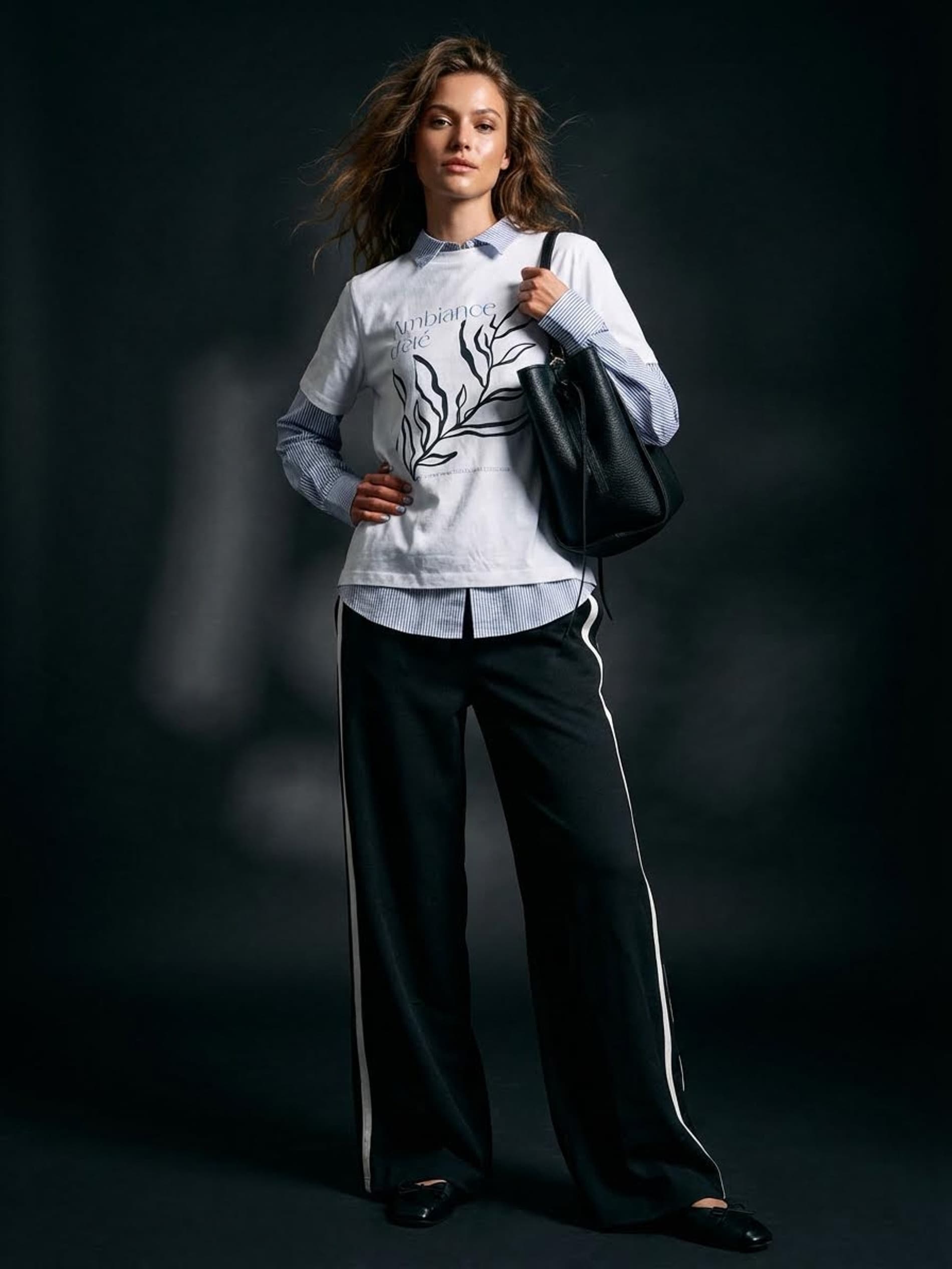 Sinsay - Spodnie dresowe z lampasami - czarny