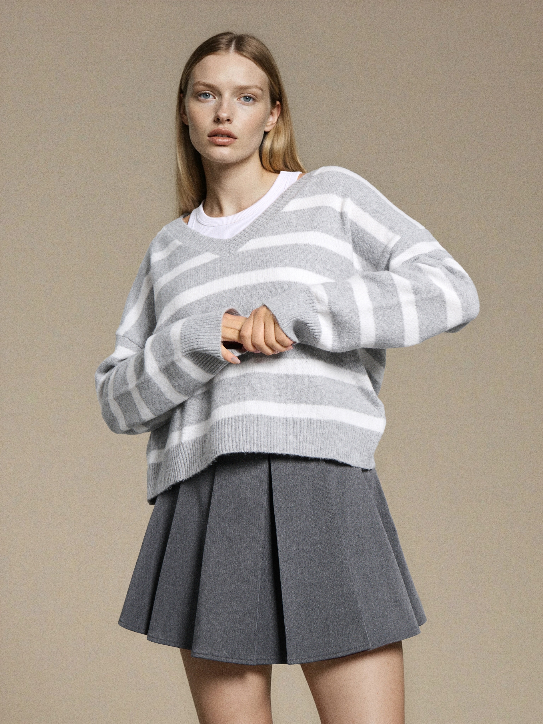 Sinsay - Sweter w paski z dekoltem V - biały