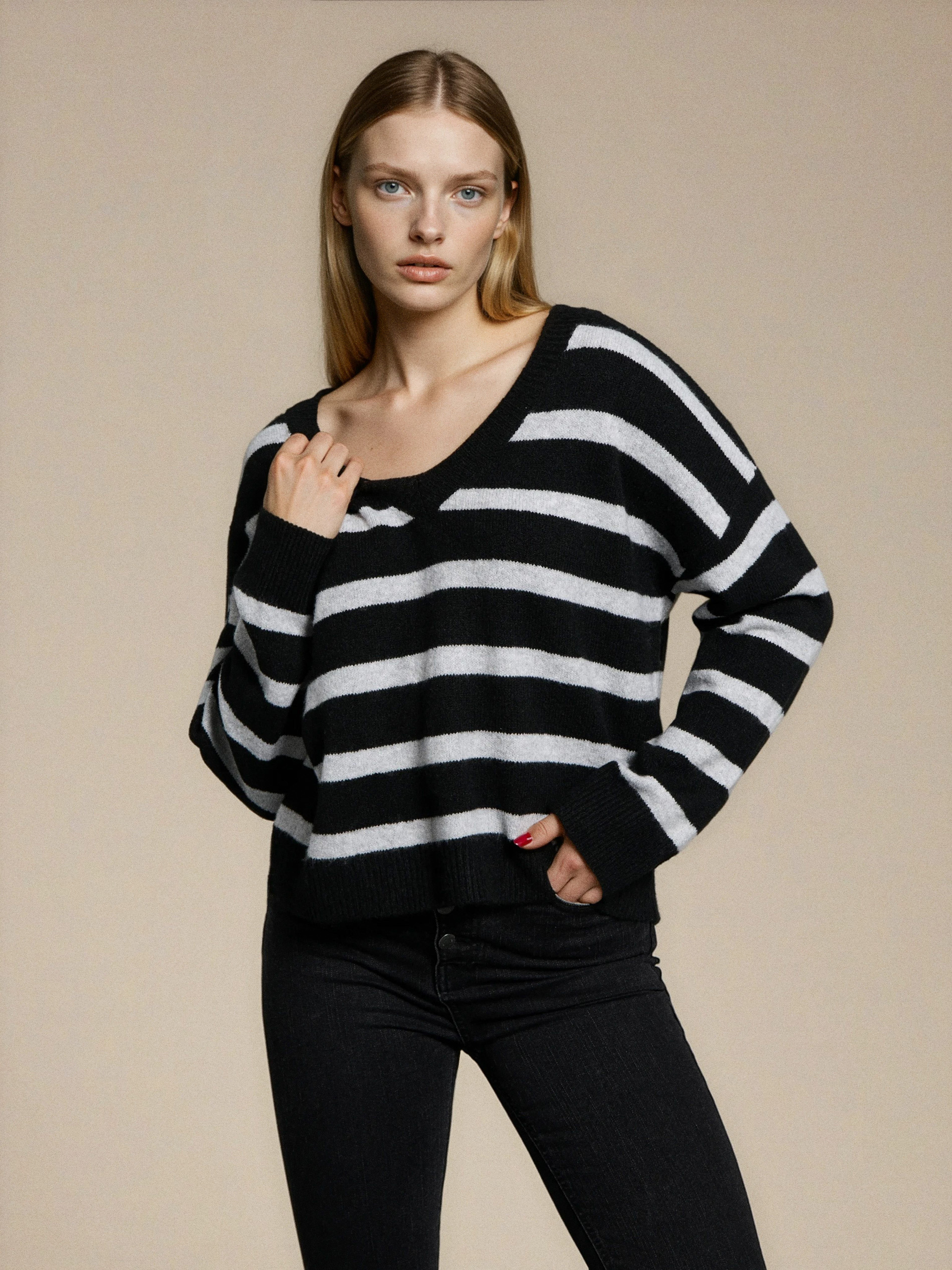 Sinsay - Sweter w paski z dekoltem V - czarny