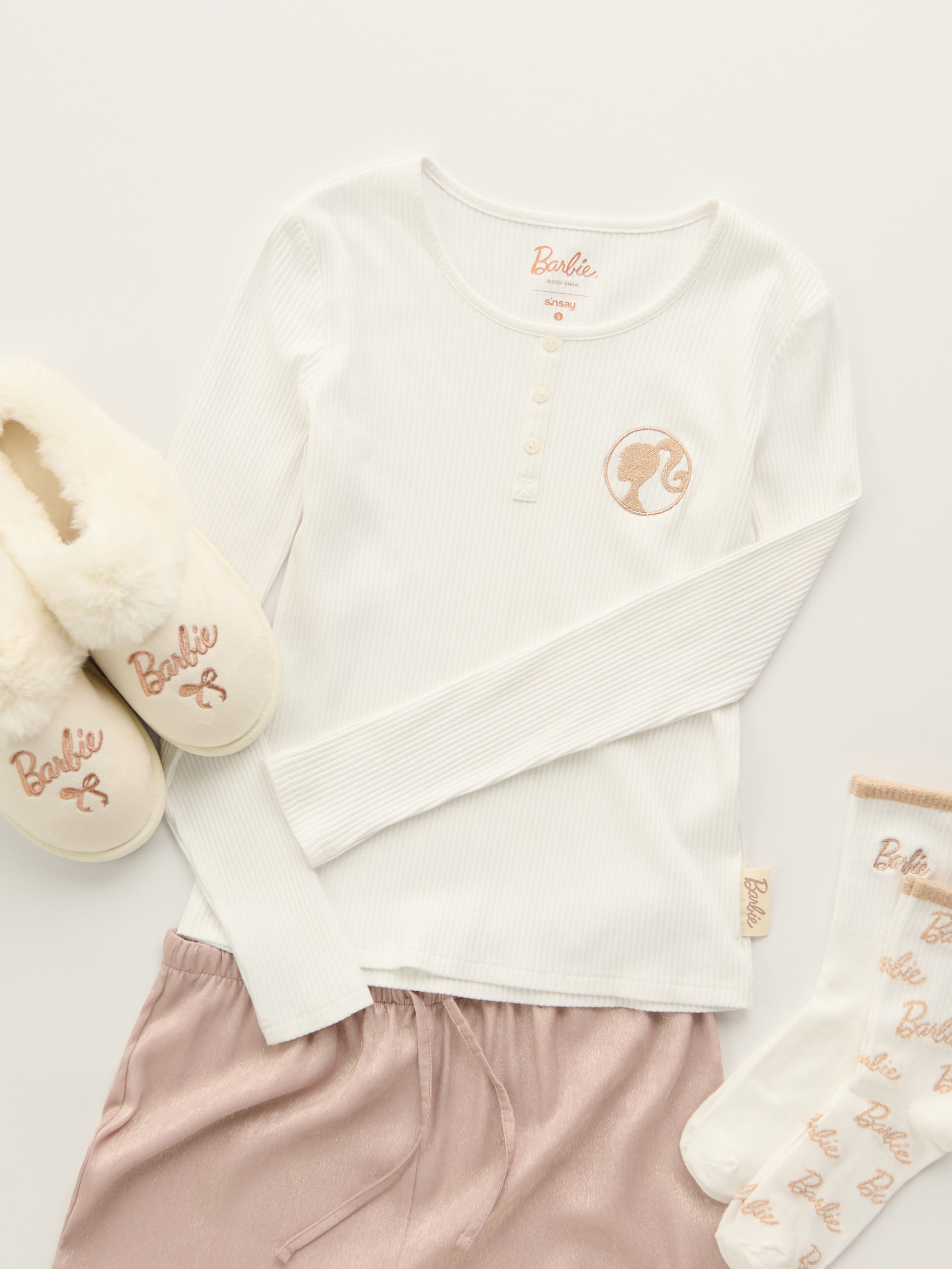 Sinsay - Πιτζάμα με μακρύ μανίκι και παντελόνι από ελαφρύ ύφασμα Barbie - κρεμ φωτογραφία