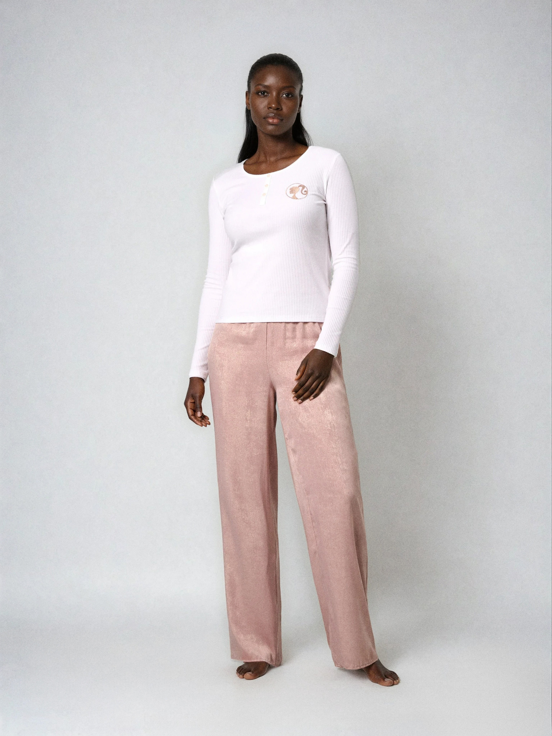 Sinsay - Piżama z długim rękawem i spodniami z lekkiej tkaniny Barbie - kremowy