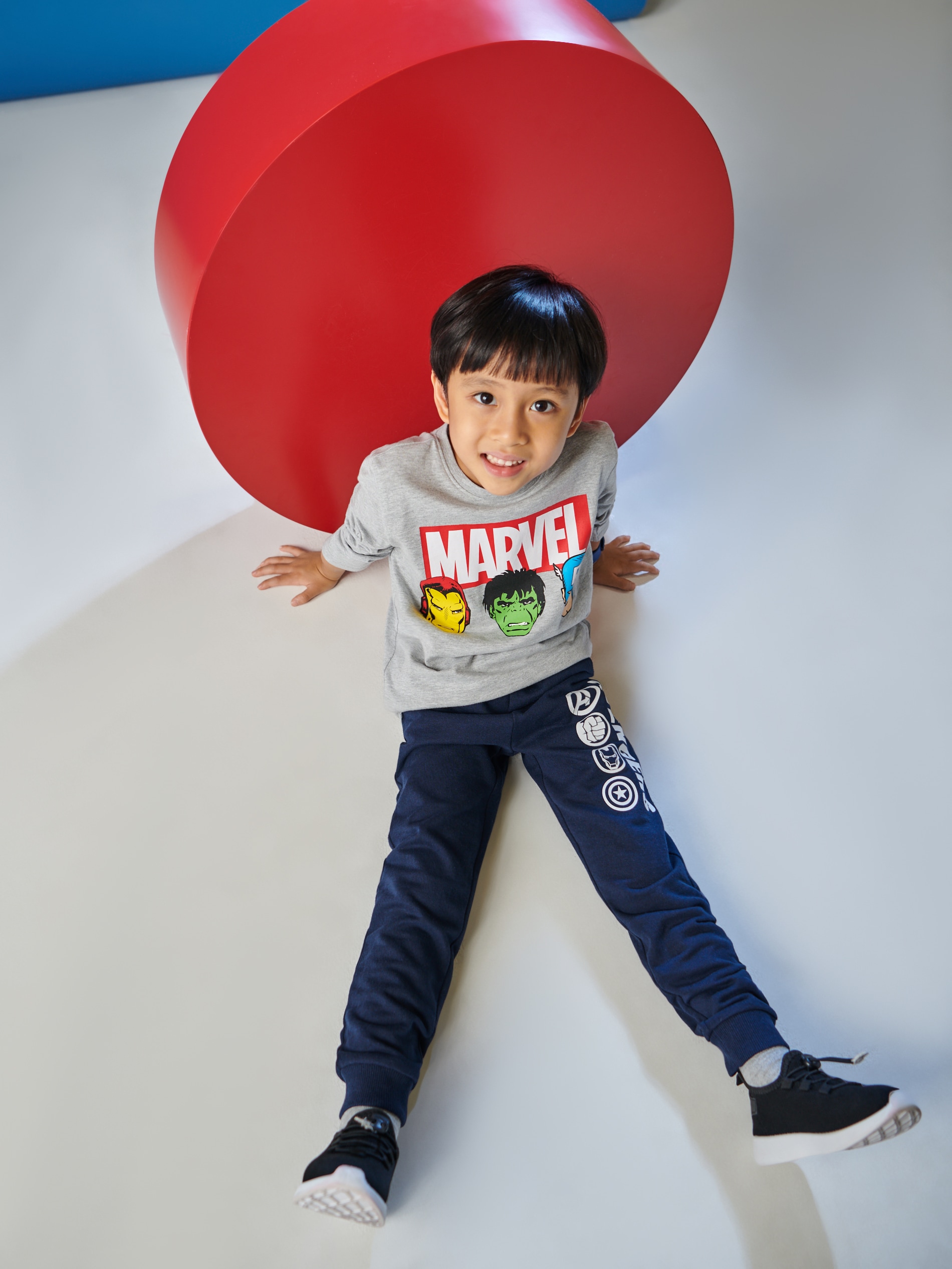 Sinsay - Spodnie dresowe jogger Avengers - granatowy