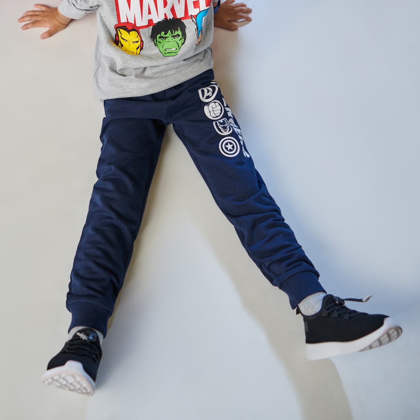 Sinsay - Pantaloni sport jogger Avengers - Bleumarin